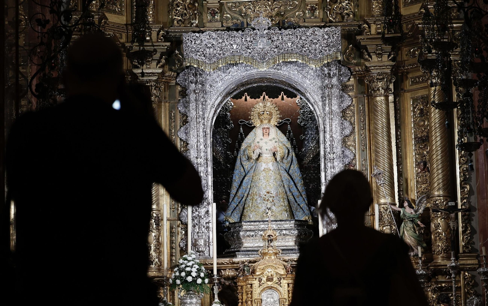 Los devotos visitan la Macarena antes de su retirada del culto para la restauración.