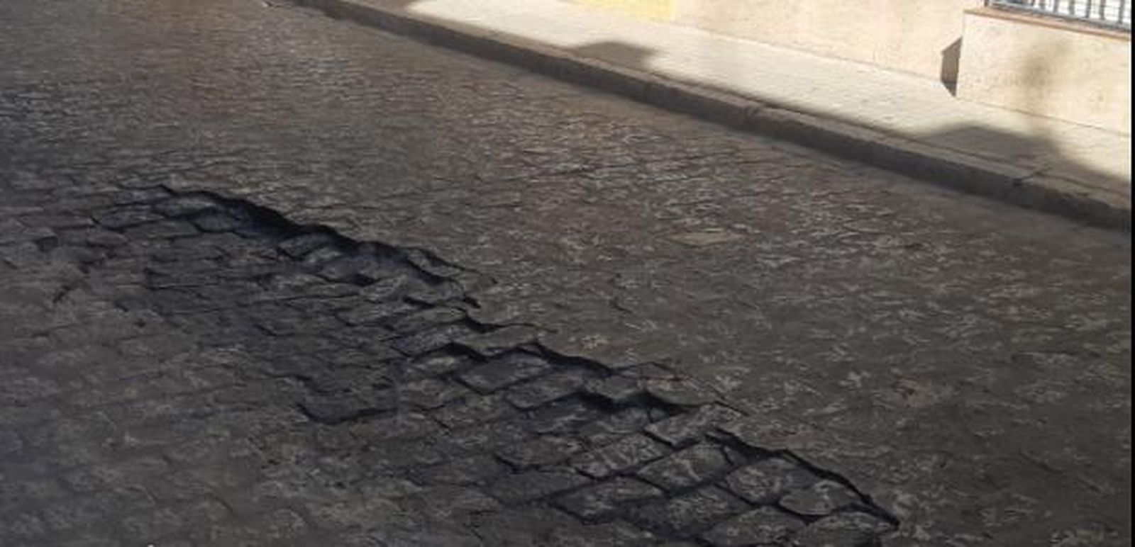 Una imagen del socavón en la calle San Bartolomé.