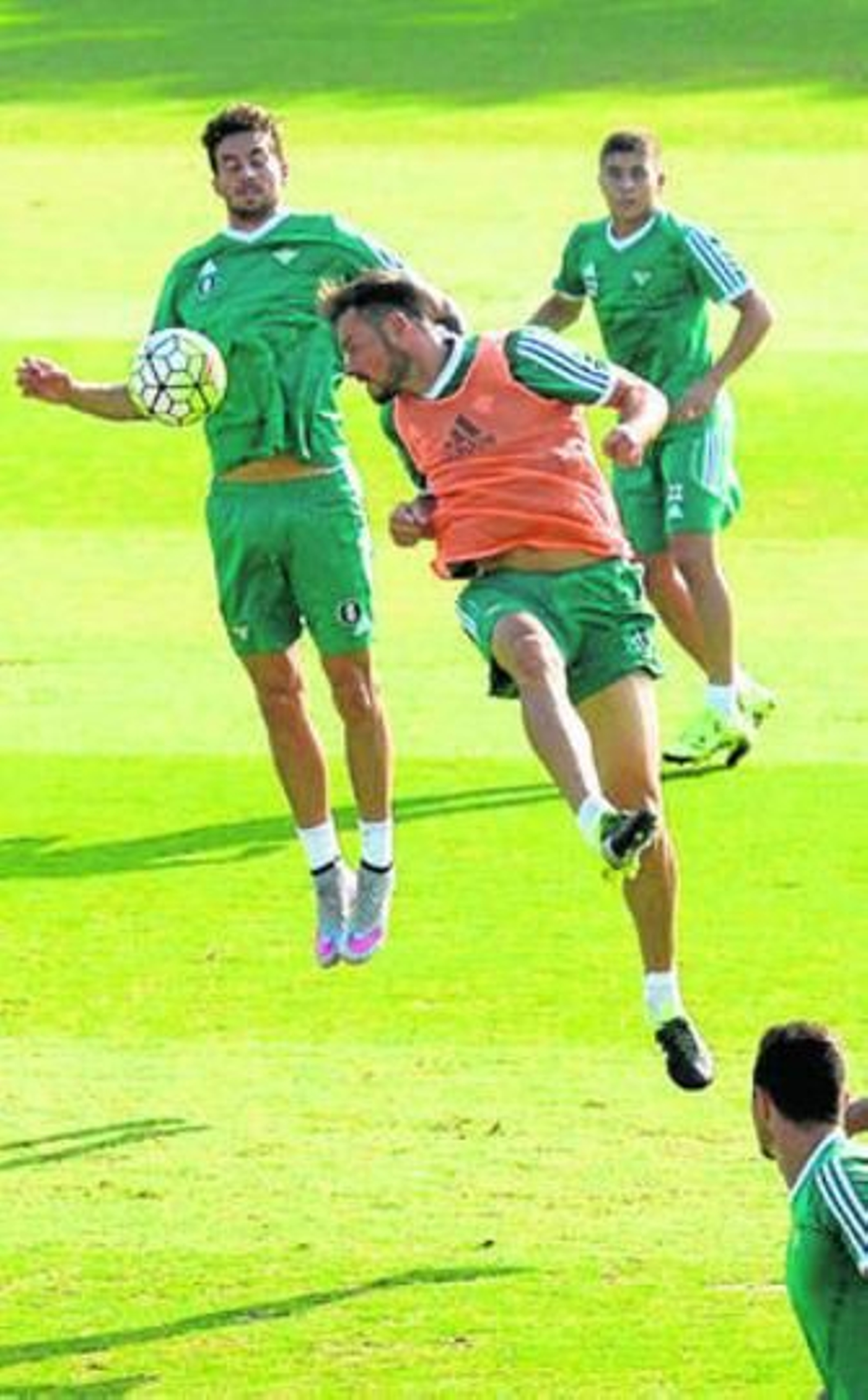 Westermann impone su altura y su salto en una acción ante Rennella y Portillo.