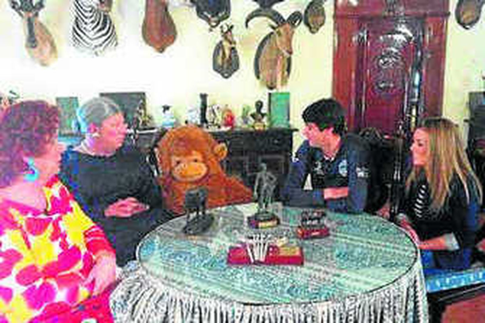 Una imagen de televisión del interior de la finca de Jesulín en la que se ven algunas de las piezas decomisadas.