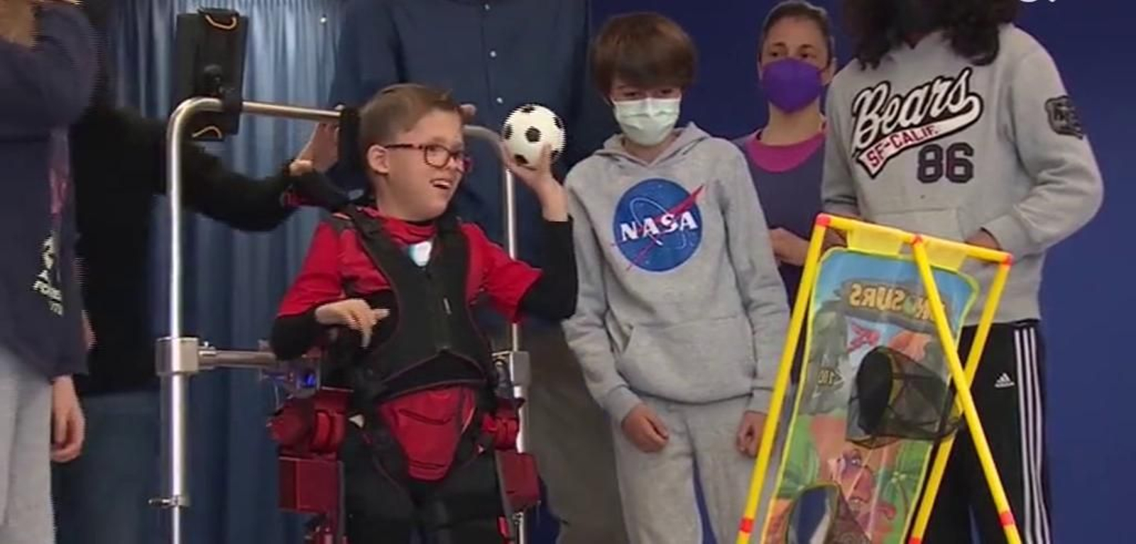 Jorge Alejo Muñoz-Torrero estrenando el primer exoesqueleto infantil del mundo