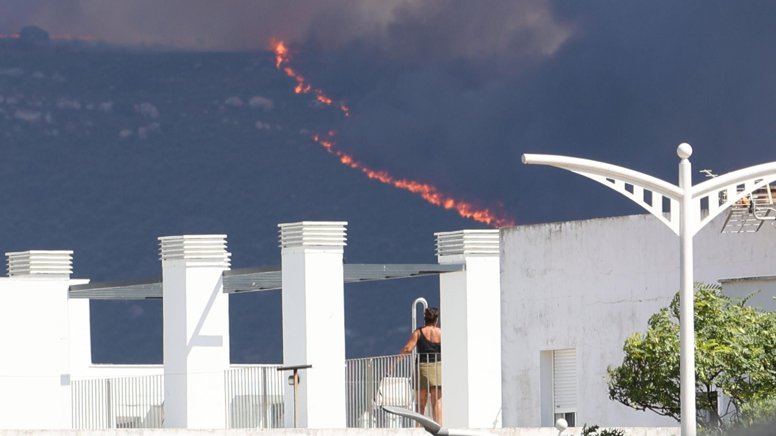 Las fotos del incendio forestal en la Sierra de la Plata de Tarifa