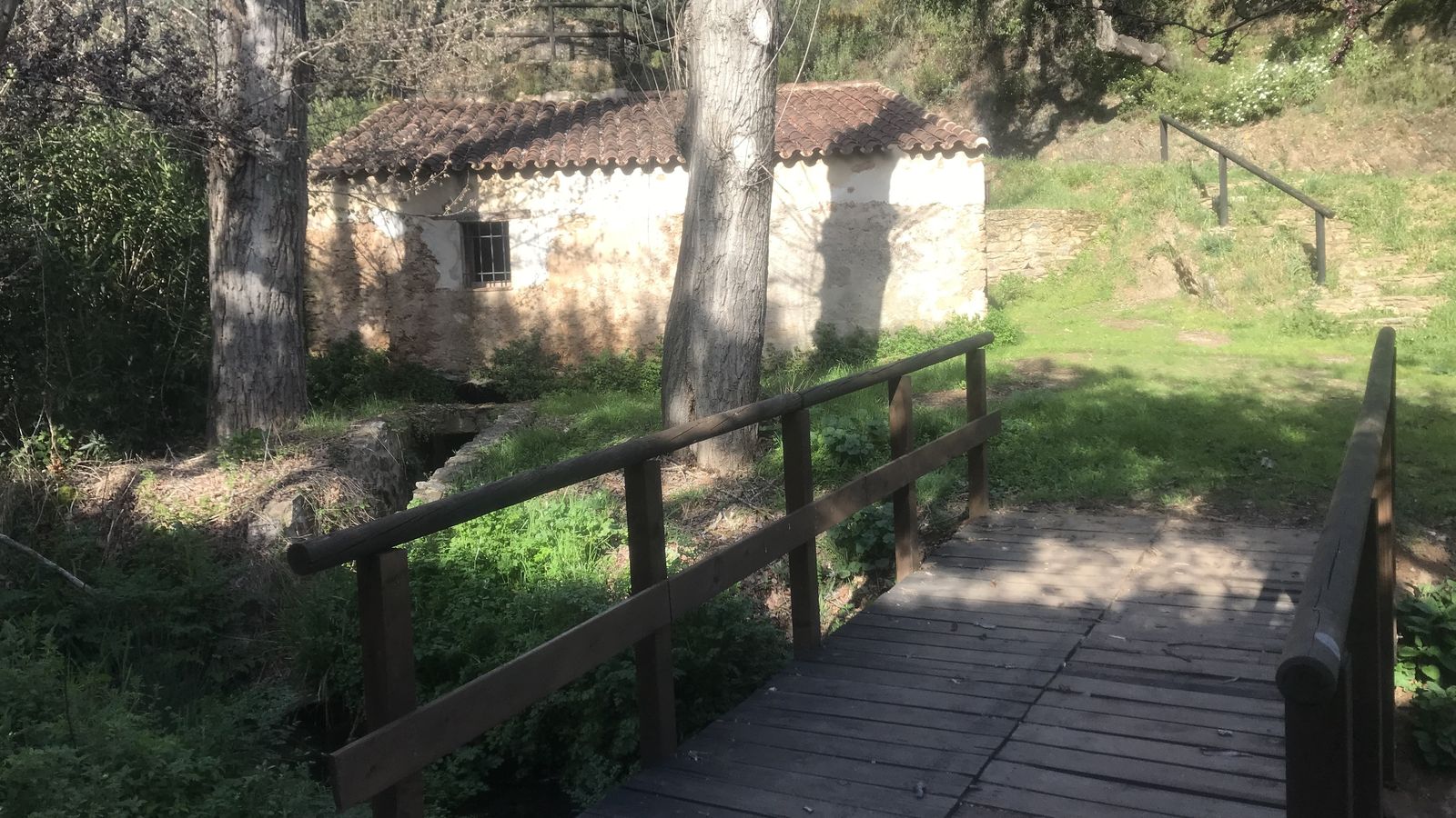Pasarela en el parque botánico Los Nogales de Puerto Moral