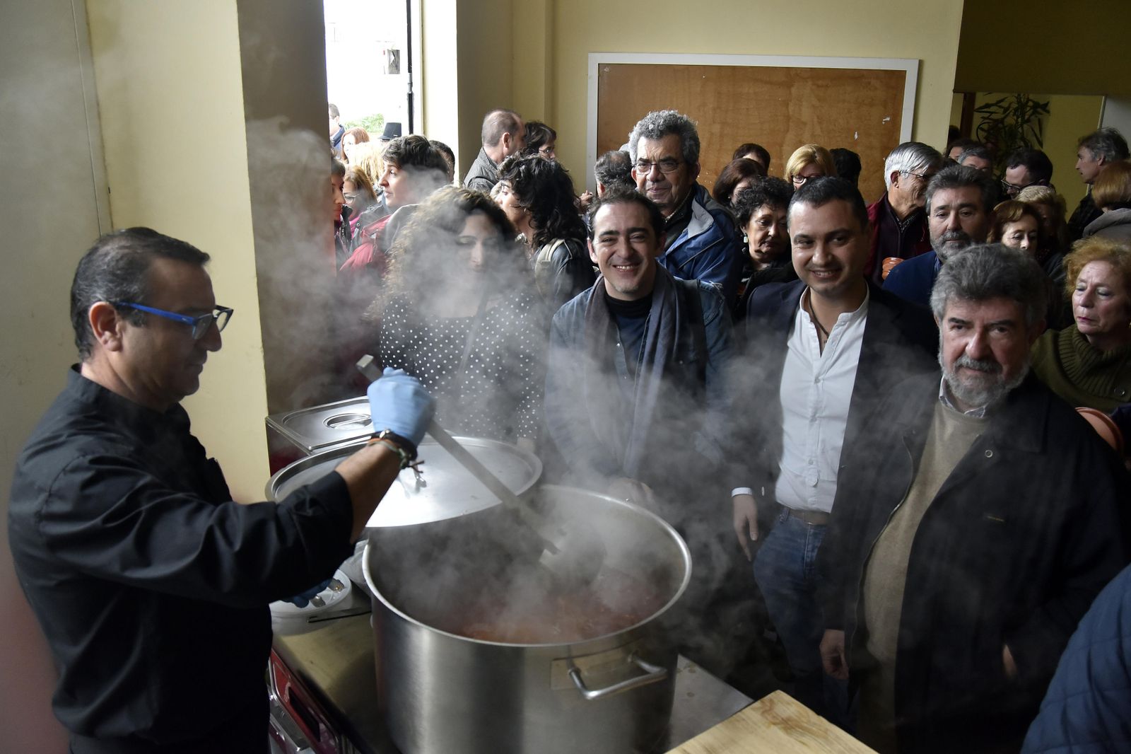Isidoro moreno, el primero por la derecha, en el ágape posterior a las jornadas celebradas en Bollullos.