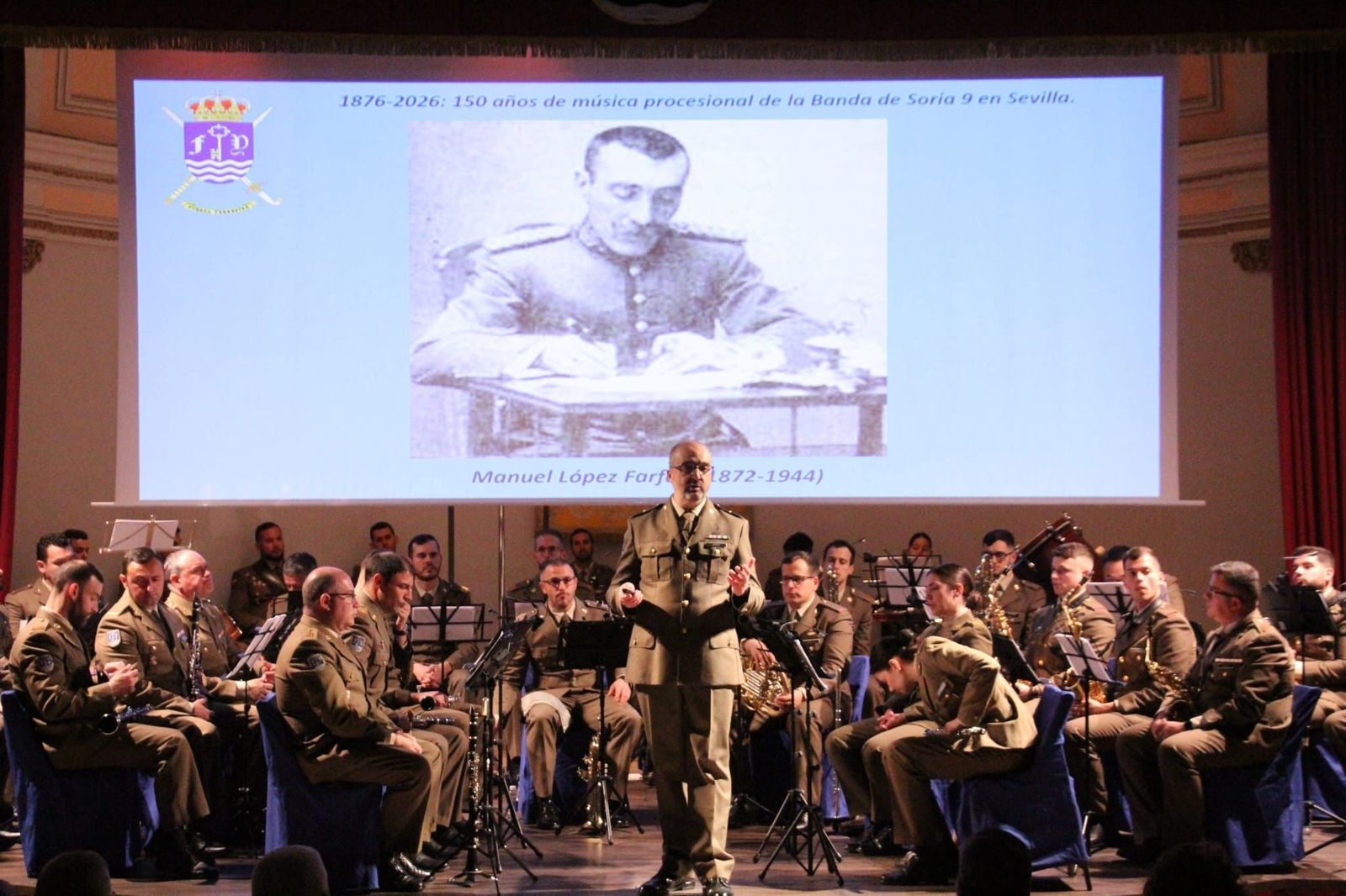 El comandante Manuel Bernal, con los ‘herederos’ del Soria 9. De fondo, López Farfán.