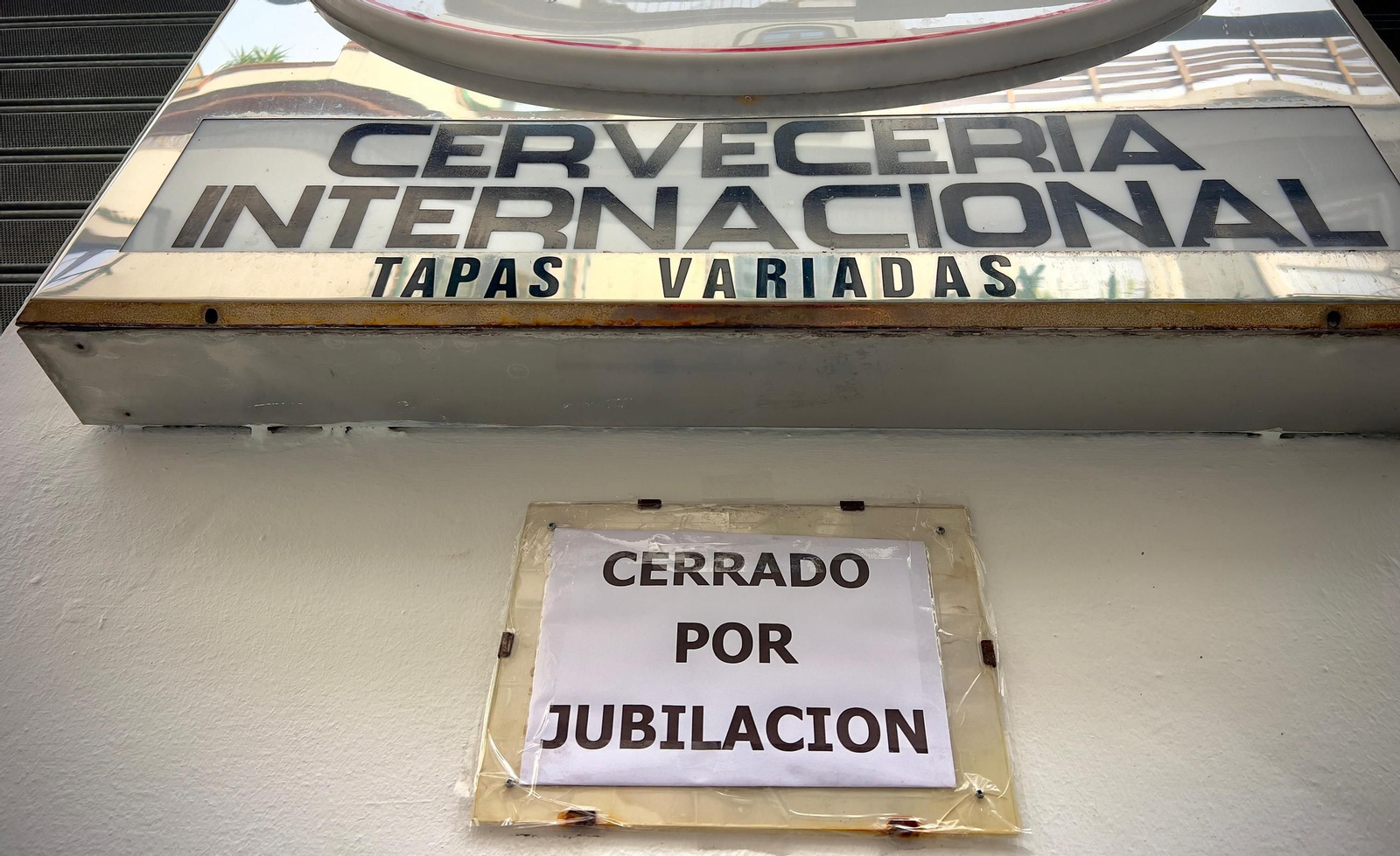 Fachada de la cervecería Internacional con el cartel del cierre por jubilación