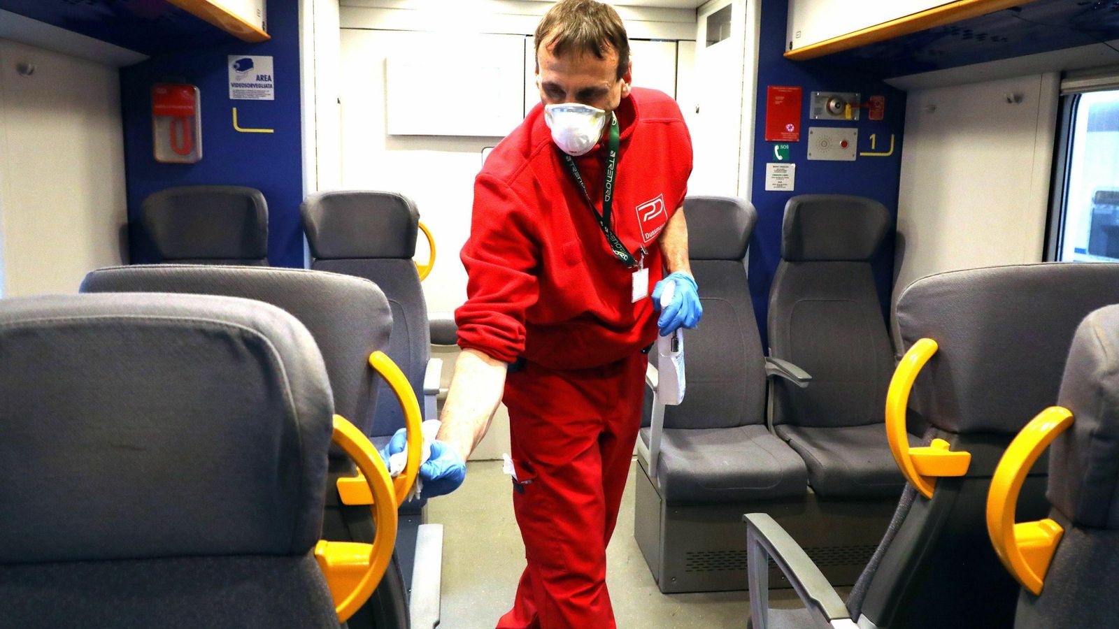 Operarios de limpieza en transporte de Milán