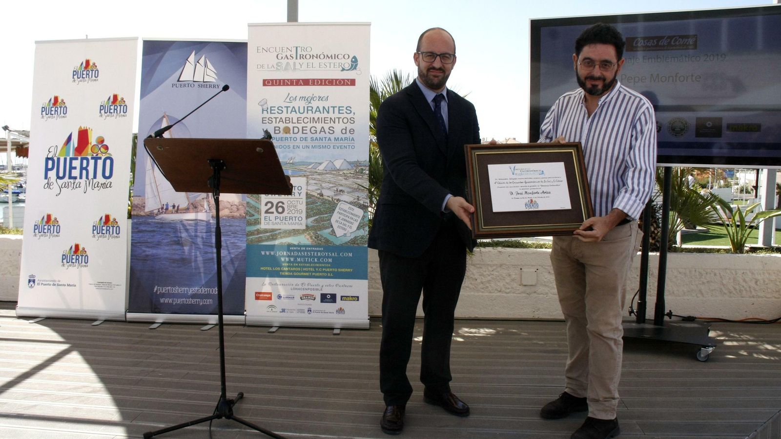 El crítico gastronómico Pepe Monforte, recogiendo su premio de manos de Germán Beardo.