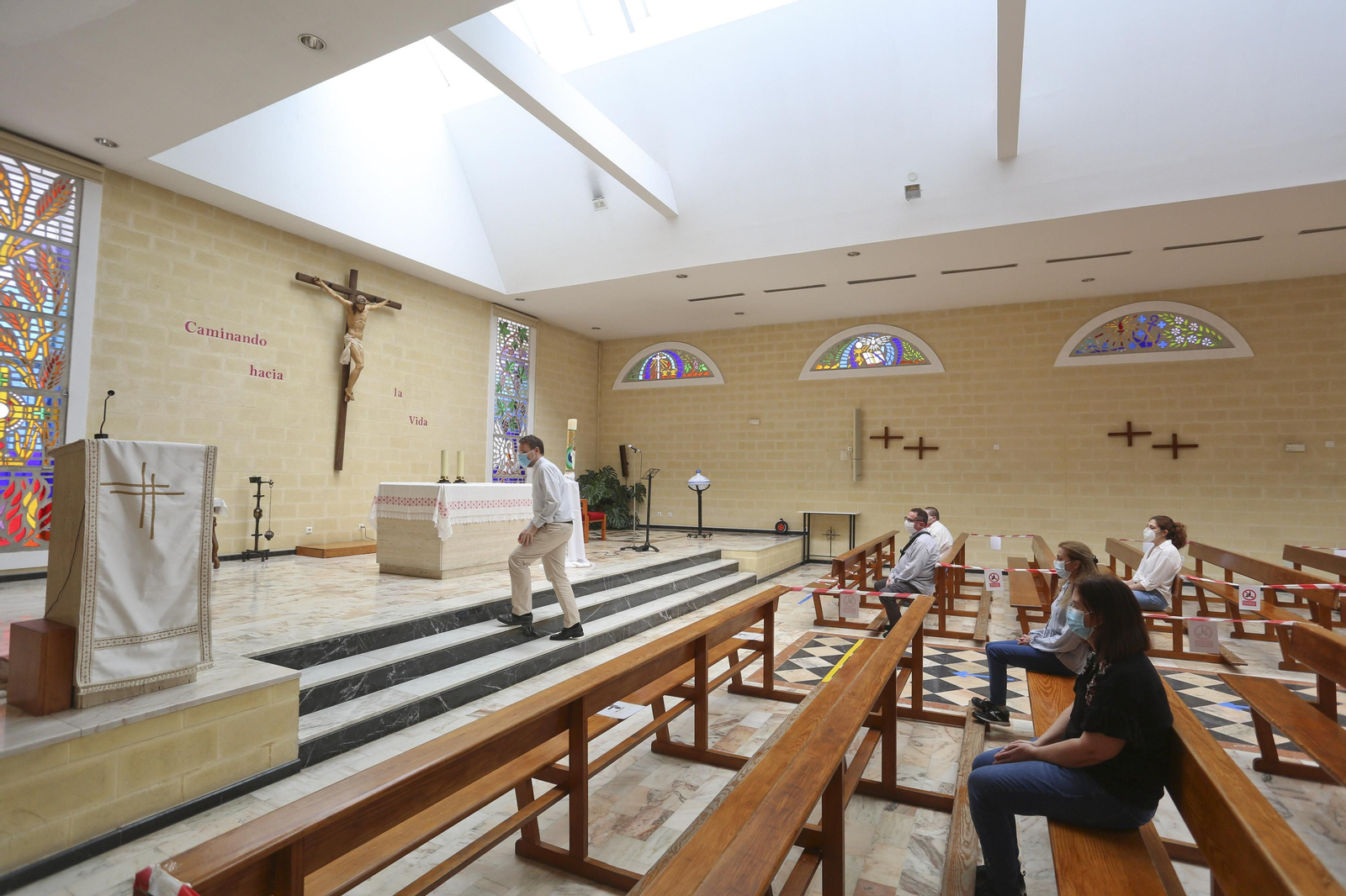 El cura Miguel Ángel Criado sube al altar de la parroquia El Salvador, en Puerta Blanca.