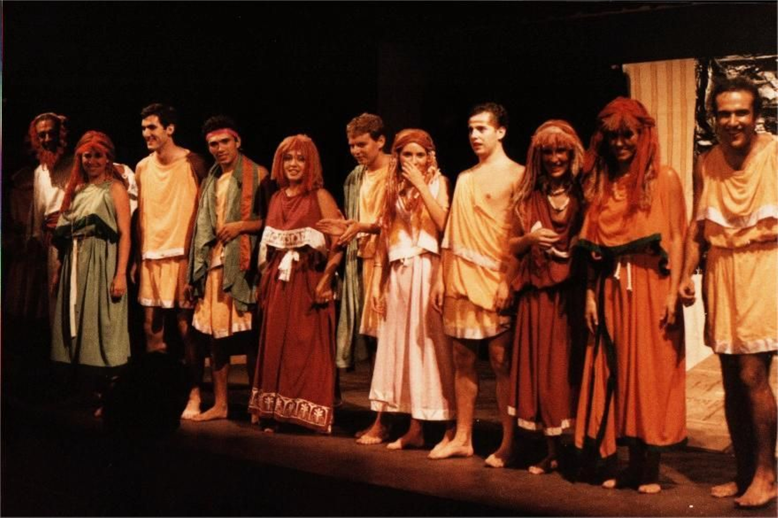 Tercero por la izquierda en la obra Lisistrata