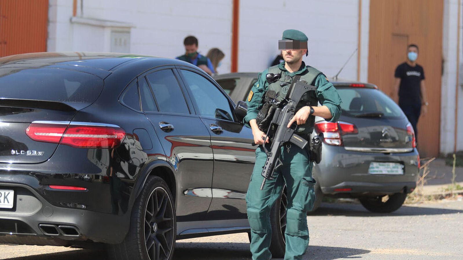Uno de los agentes de la Guardia Civil durante la intervención en Isla Cristina.