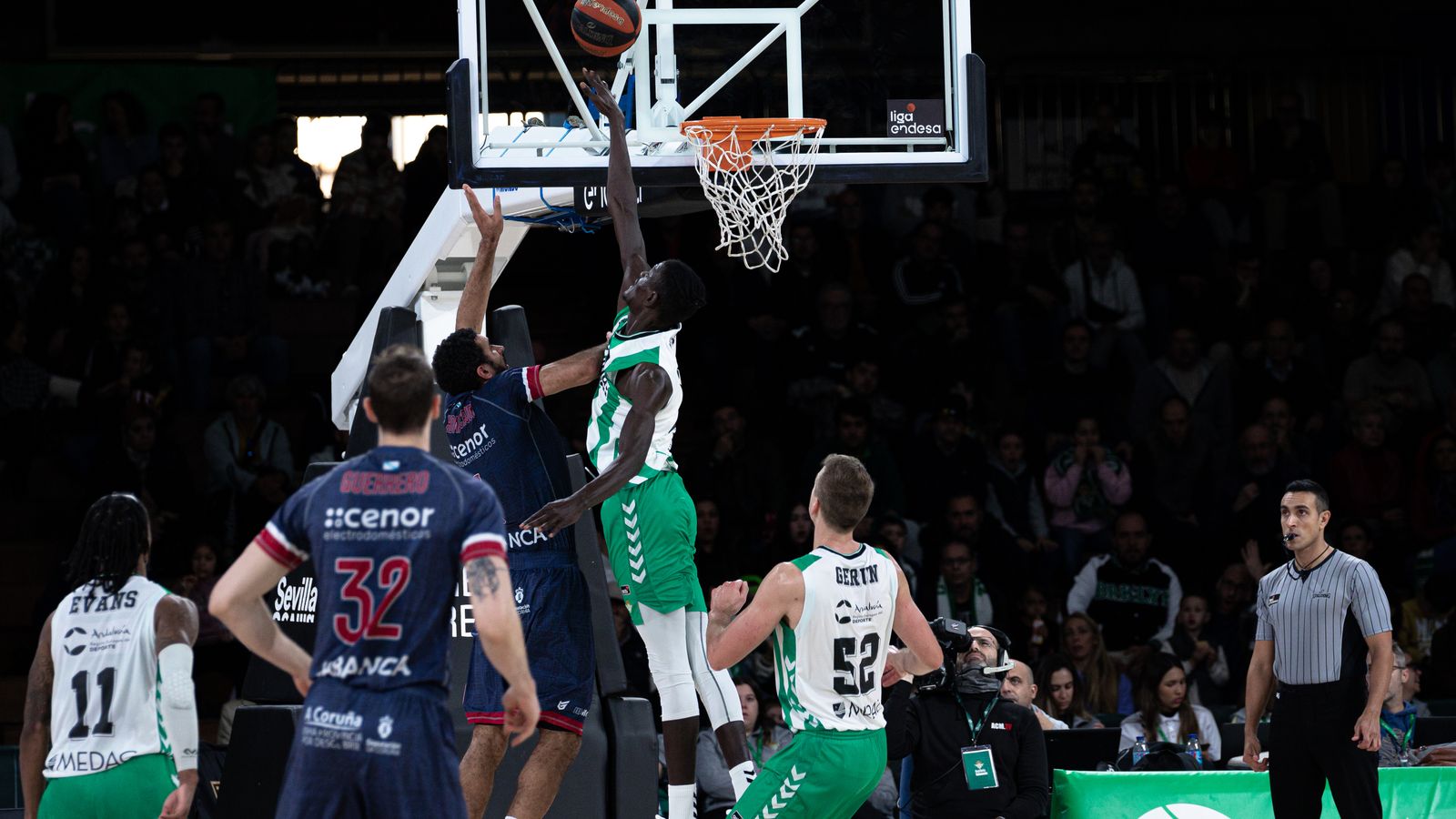 Sylla trata de taponar a Thomas Scrubb.