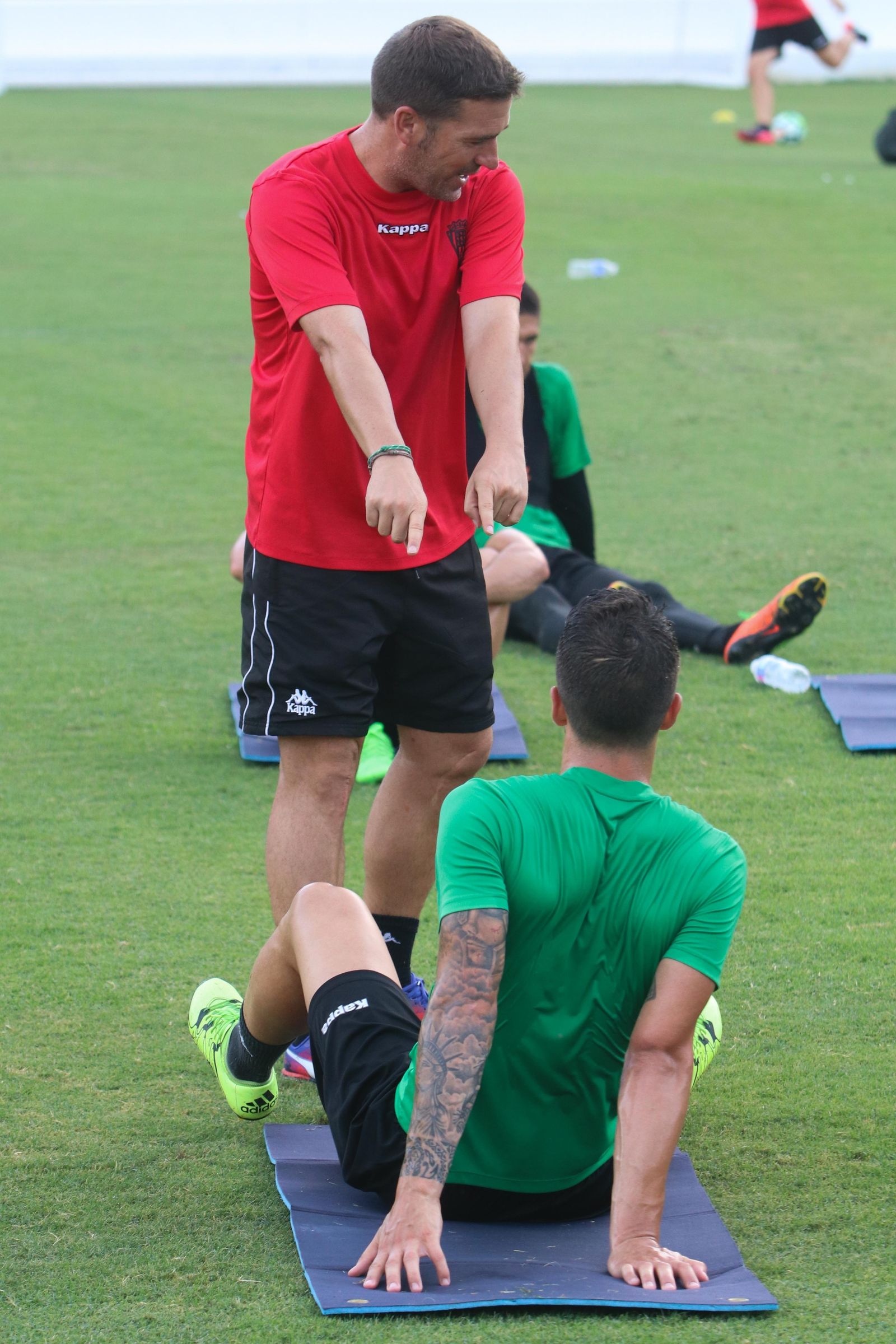 Luis Carrión señala a Dani Pinillos durante una serie de estiramientos al final de un entrenamiento en el 'stage'.