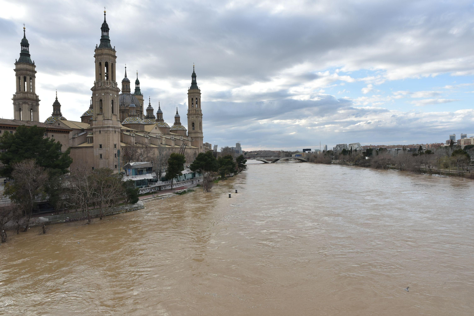 Imágenes de la crecida del río Ebro a su paso por Zaragoza