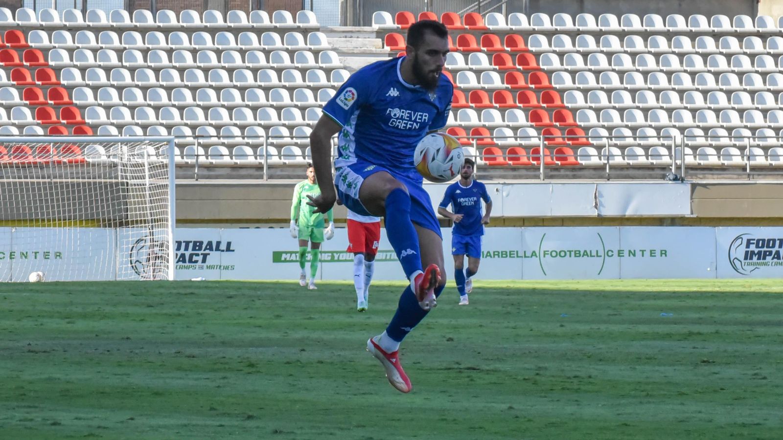 Borja Iglesias controla un balón.