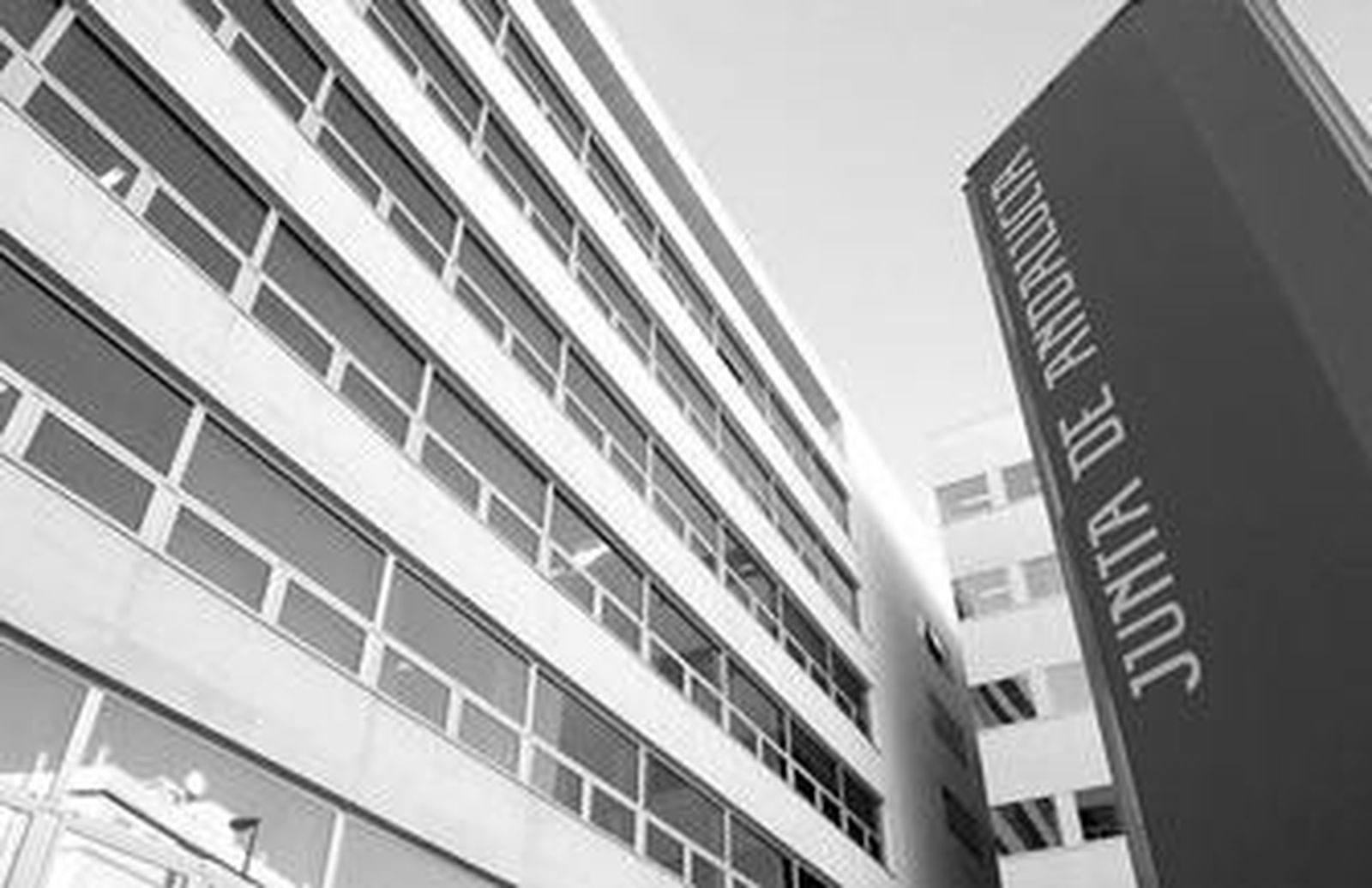 Fachada del edificio de la Junta en Asdrúbal donde está situado el CMAC.