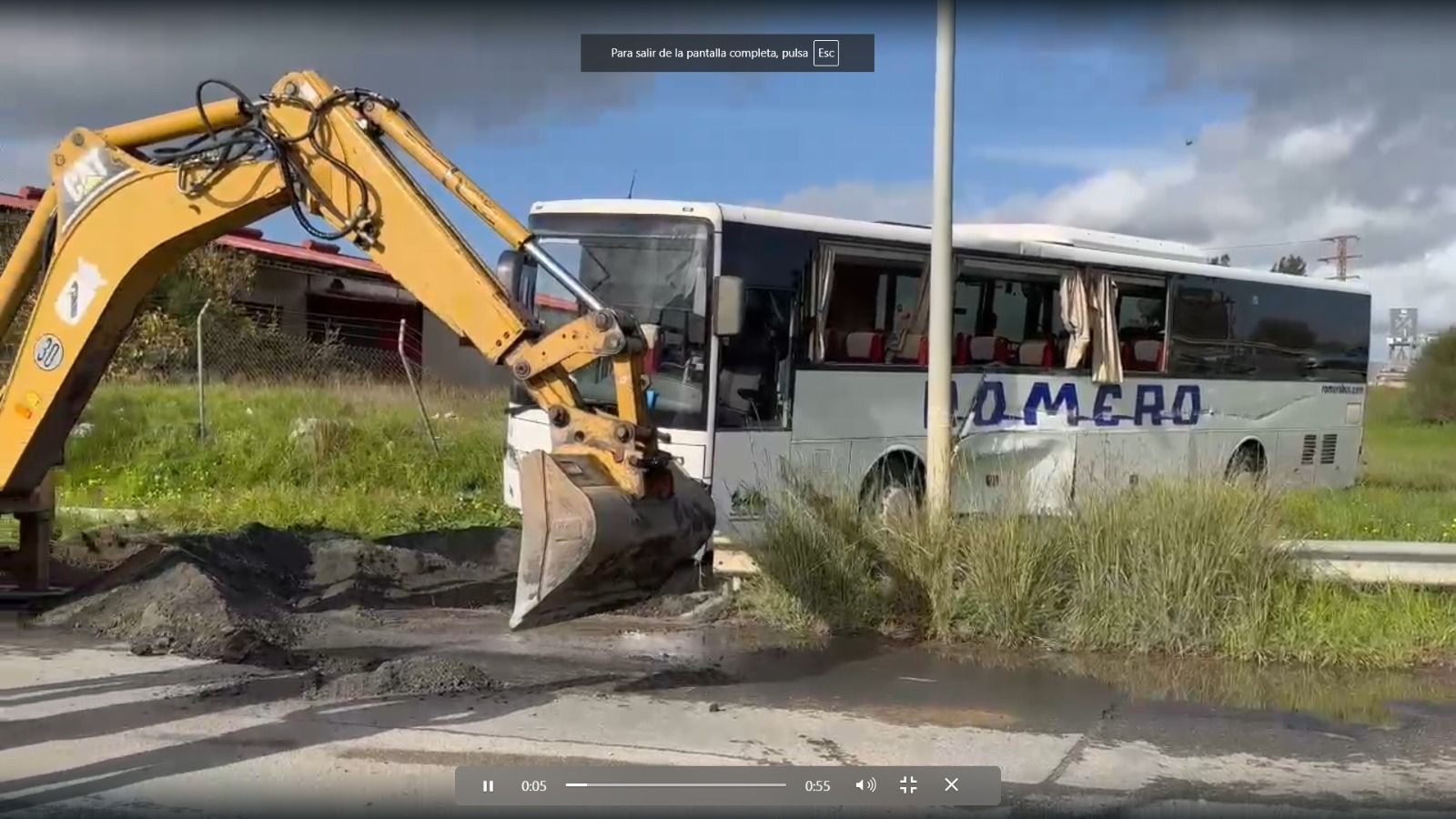 El accidente entre un autobús escolar y un camión en Gibraleón este jueves en imágenes