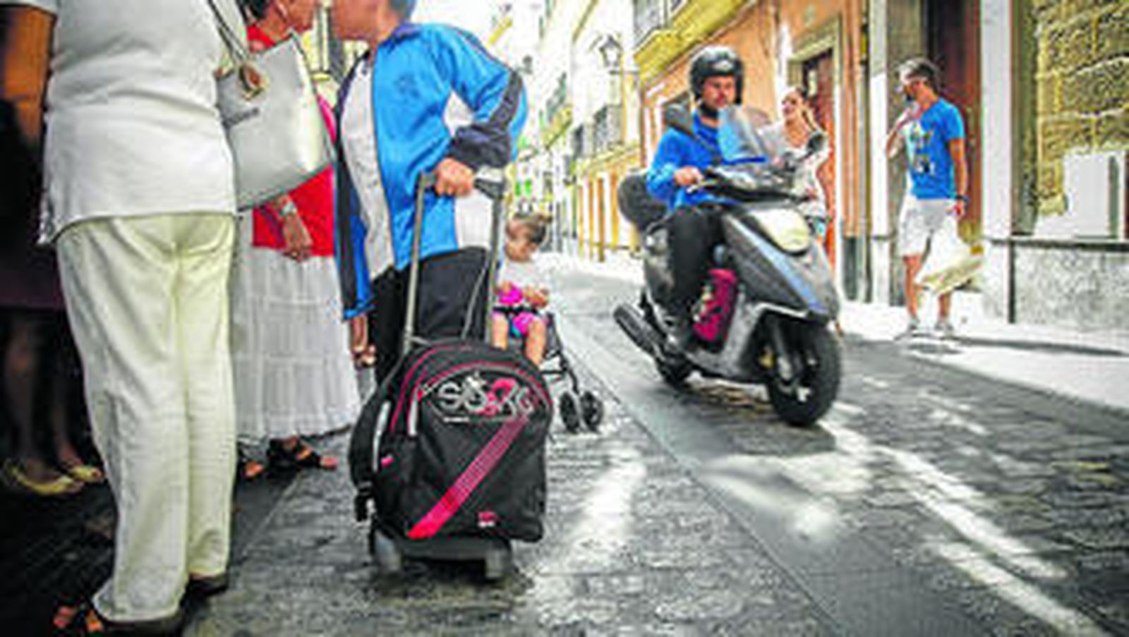 El paso de motos y coches es habitual por esta vía.
