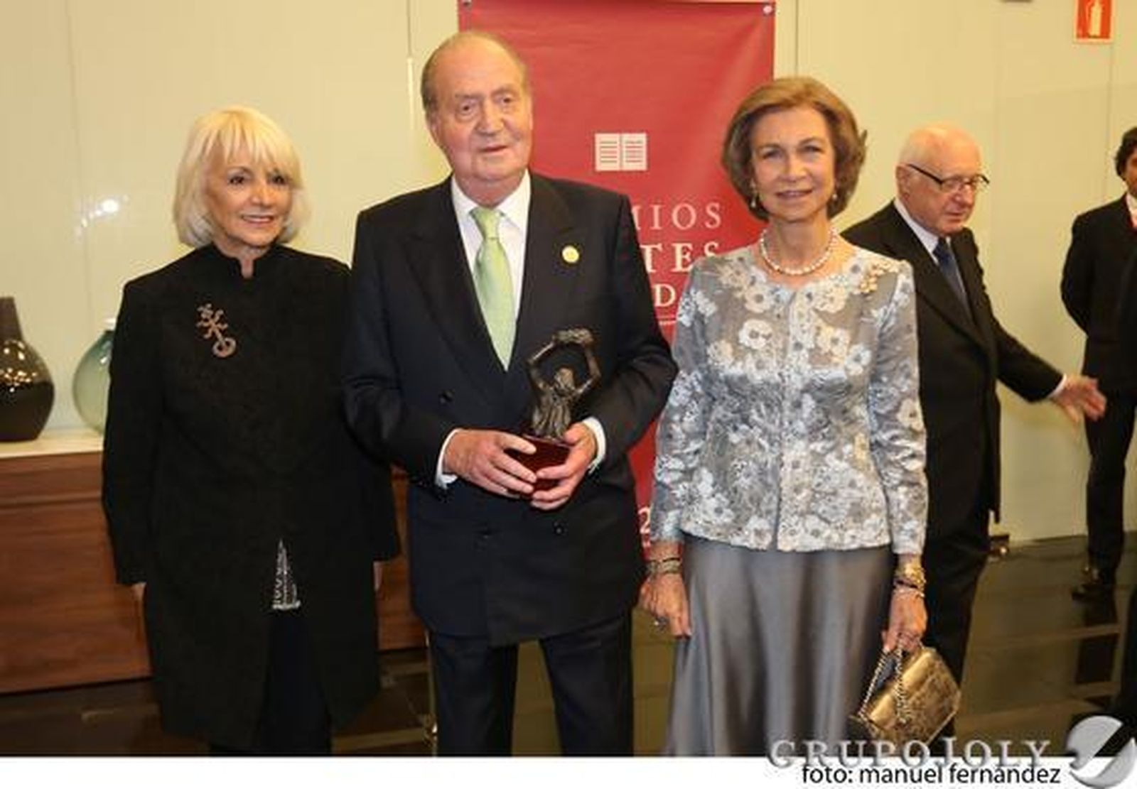 Don Juan Carlos posa con el premio Cortes de Cádiz con Teófila Martínez y la Reina./MF