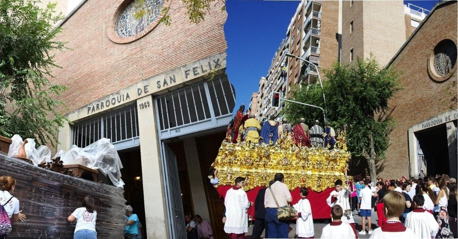 A la izquierda, entrada del misterio de la Santa Cena de Linares, y a la derecha, última salida de su homónimo jiennense desde San Félix.