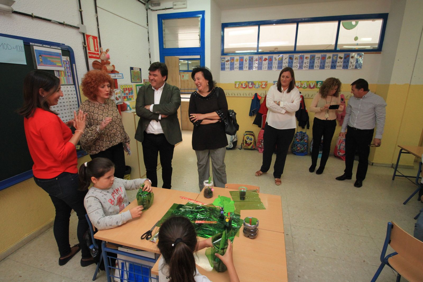 Imágenes de la plantación de árboles llevada a cabo en el colegio Los Rosales, con motivo del incendio del año pasado