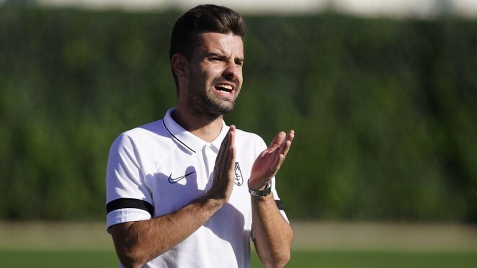 Roger Lamesa aplaude a sus jugadoras en un partido