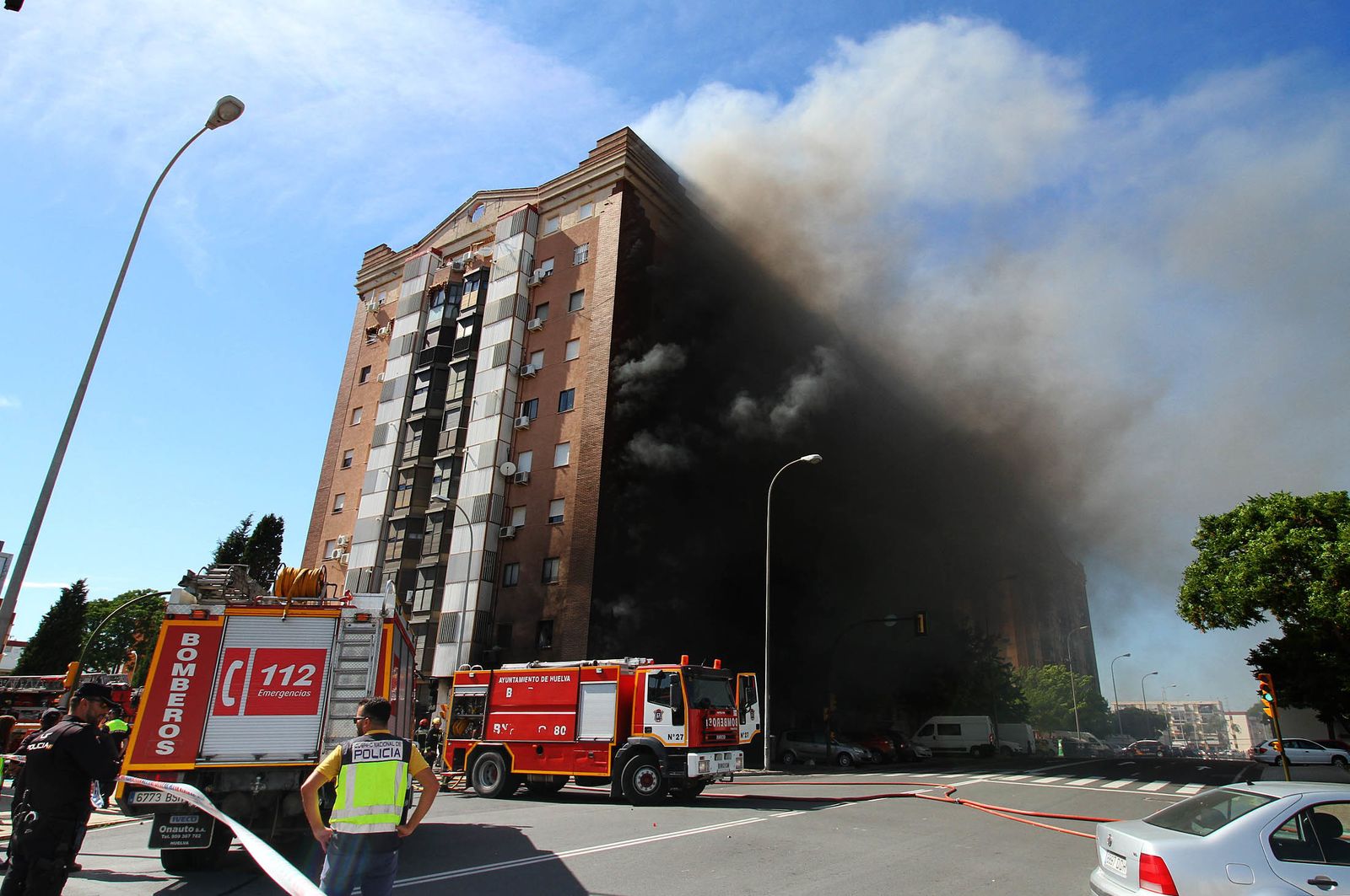 Imágenes del incendio de un bazar en la avenida de Santa Marta.