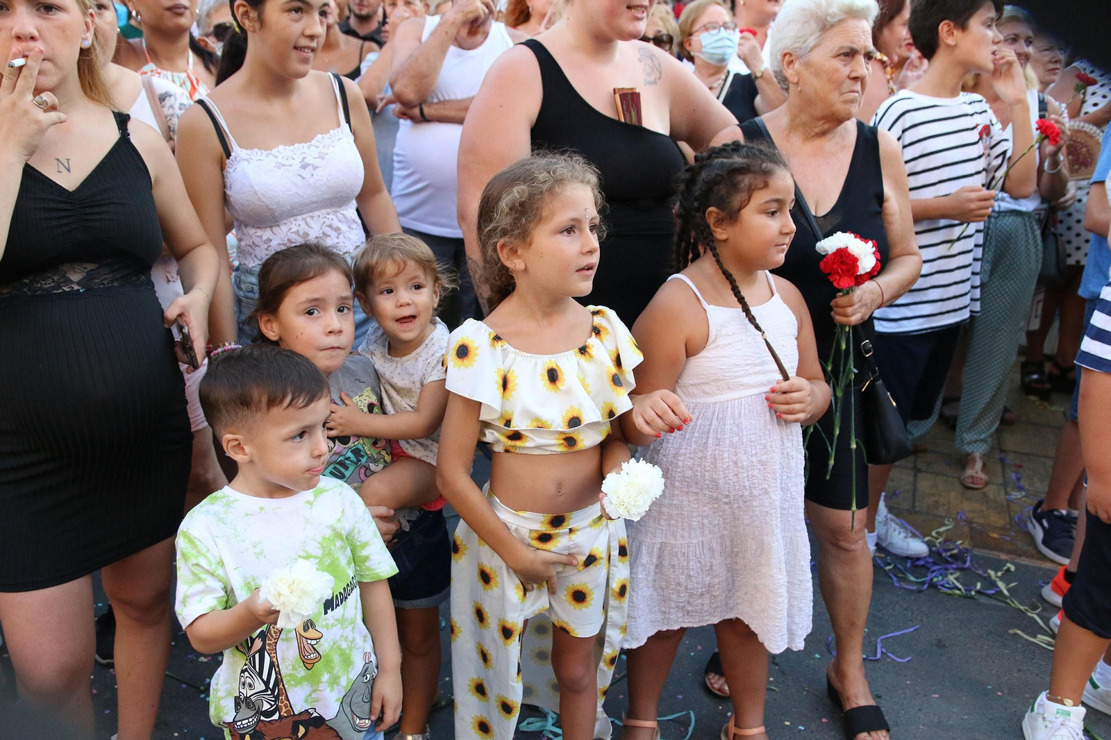 La Batalla de las Flores ha regresado inundando Almería de claveles