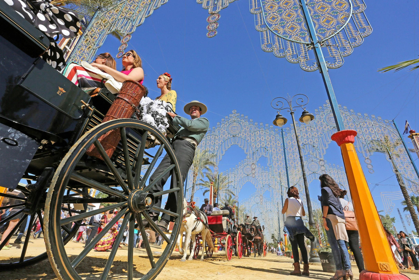 El recinto ferial registró ayer una buena afluencia de público y de coches de caballos que aprovecharon para dar sus ‘penúltimos’ paseos por el Real.