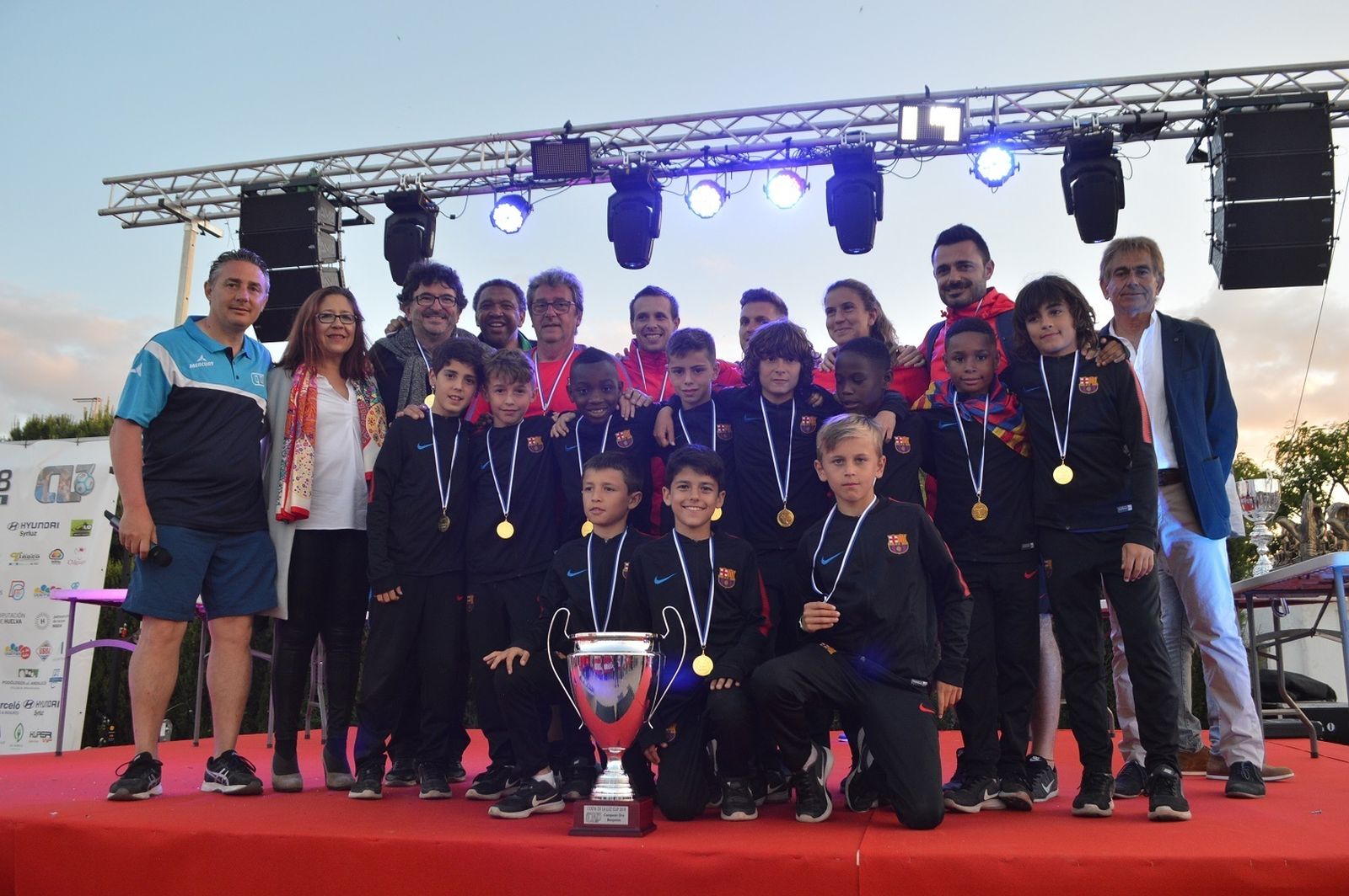 El FC Barcelona (arriba) y el Real Madrid posan con los trofeos conquistados.