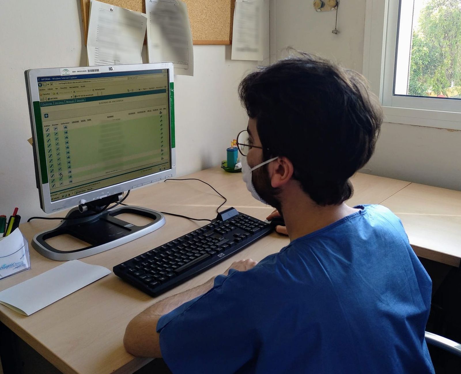 Profesional enviando información a familiares a través de SMS  sobre el transcurso del proceso quirúrgico de un paciente.