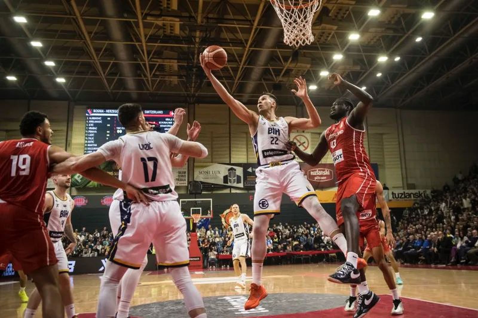 Bosnia gana a Suiza con Emir Sulejmanovic rozando el doble doble