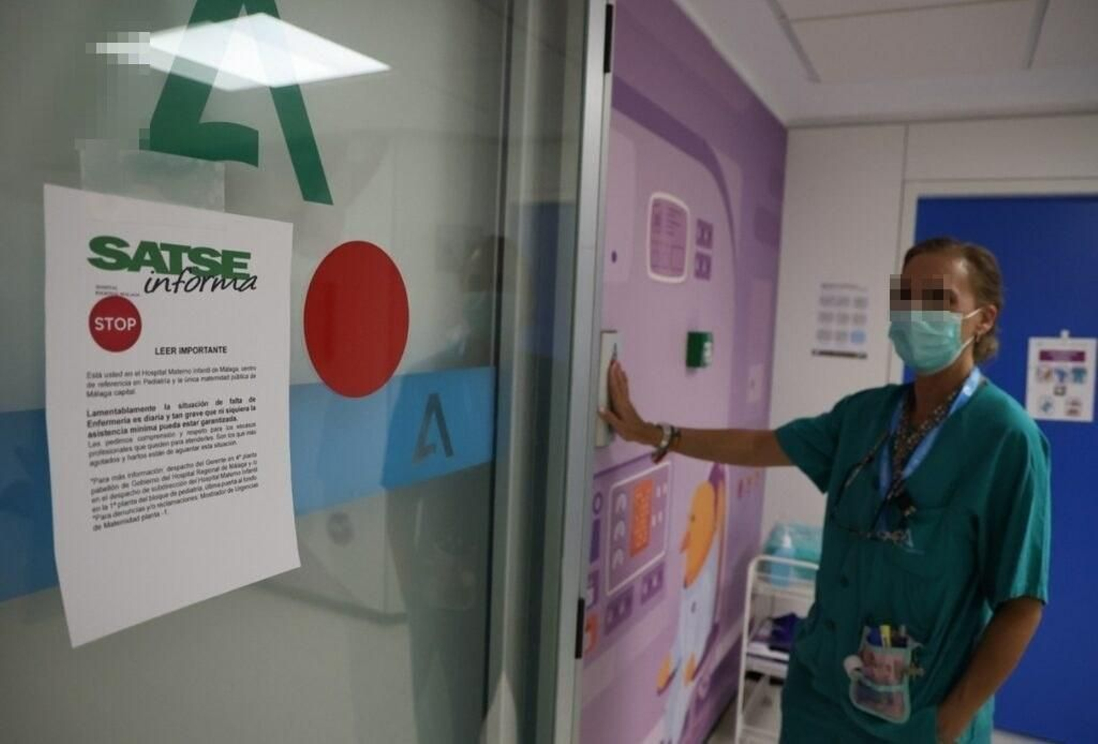Una sanitaria junto al cartel colocado por Satse. Una sanitaria junto al cartel colocado por Satse.