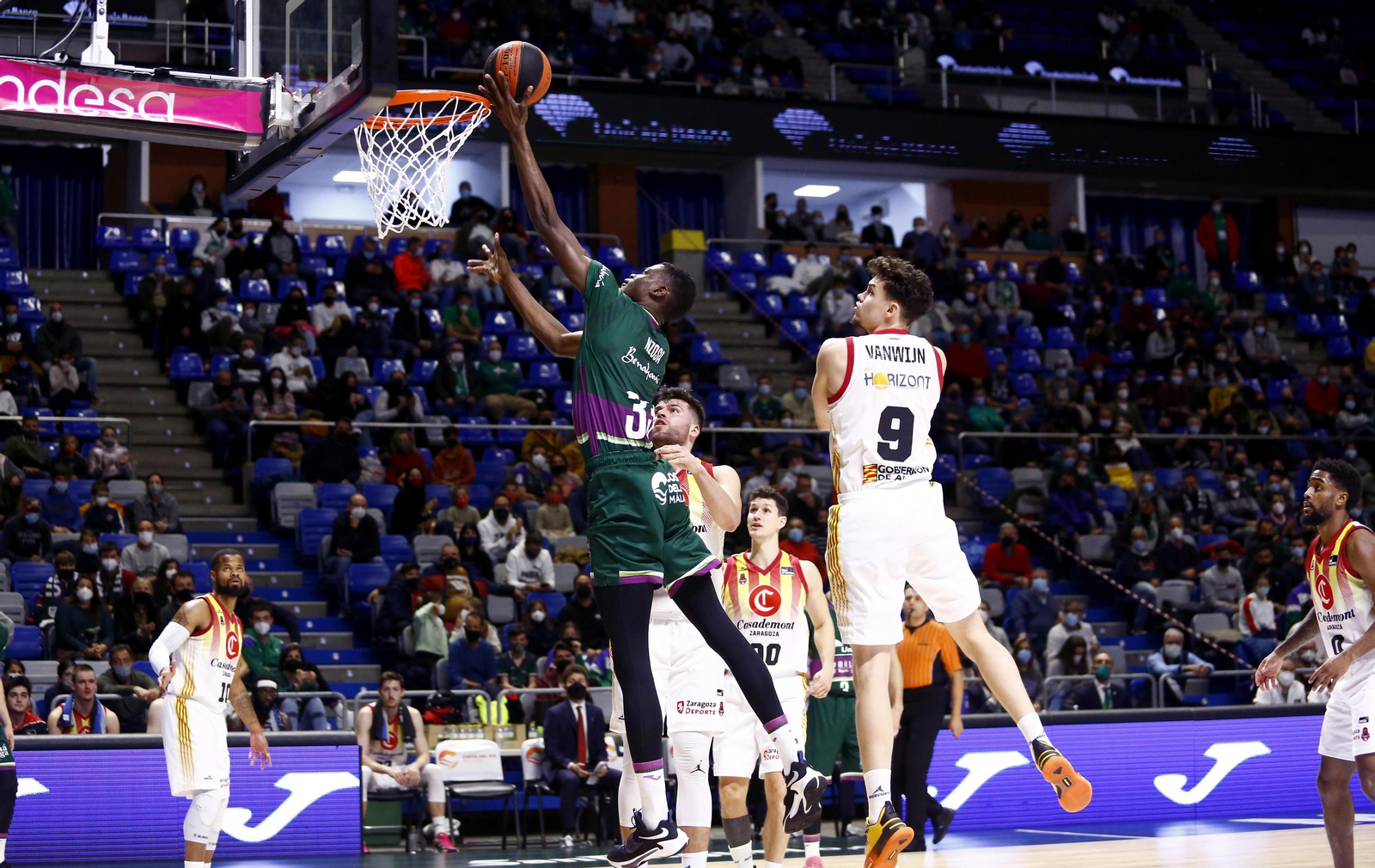 Nzosa penetra hacia el  aro.