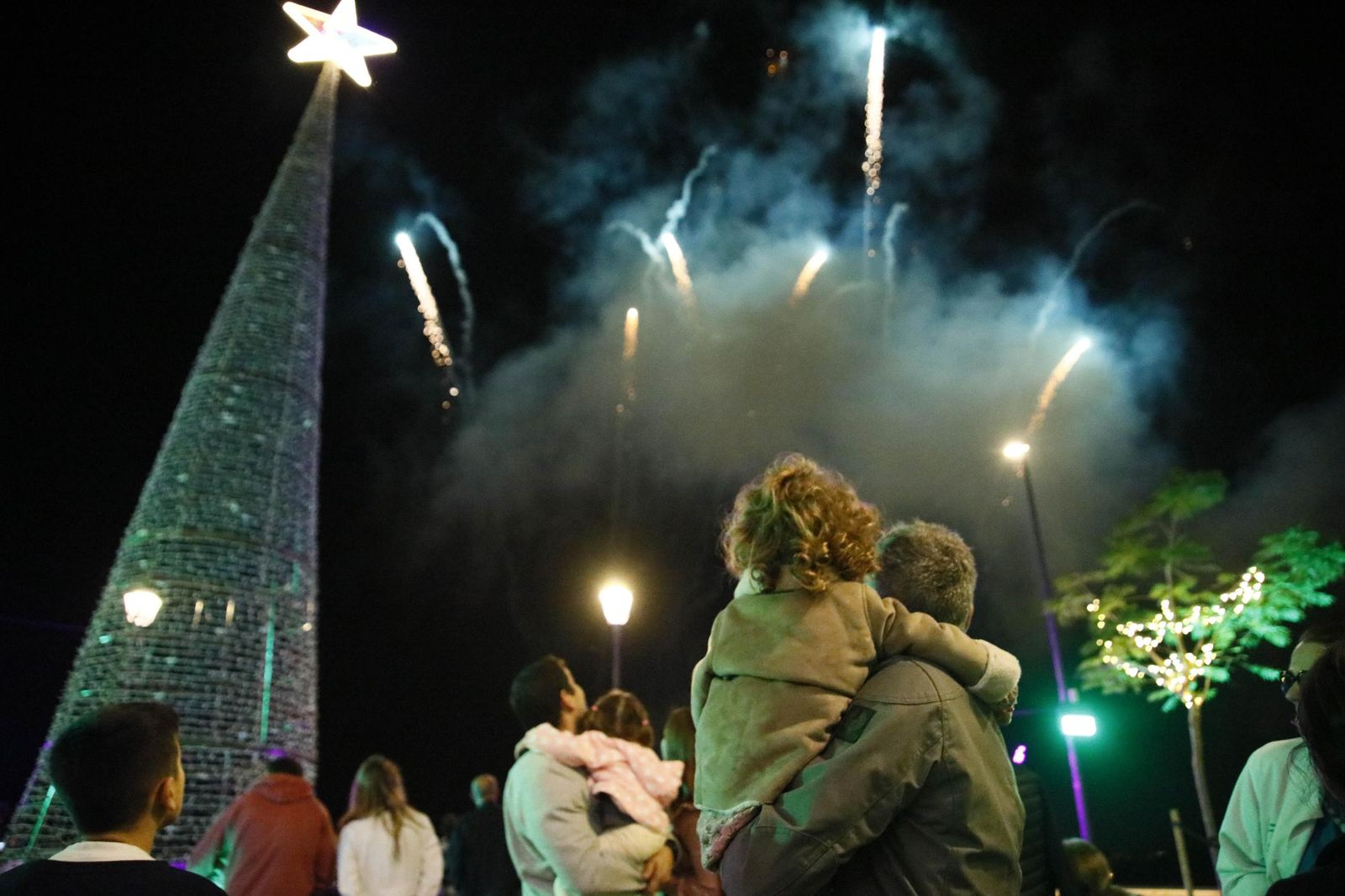 Las imágenes del encendido de la iluminación navideña en el Hospital Torrecárdenas de Almería