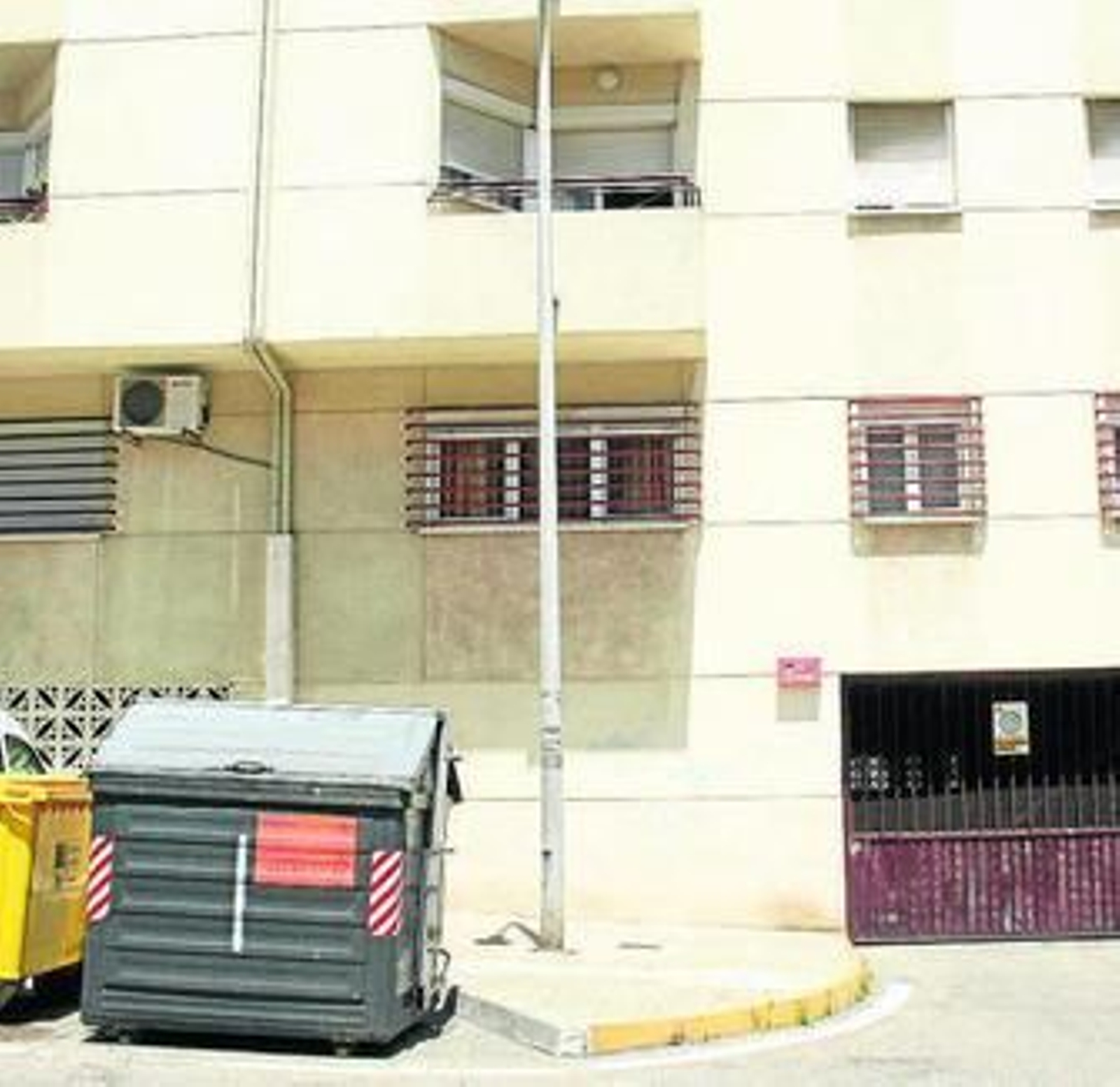 La salida del garaje y los contenedores, ayer.