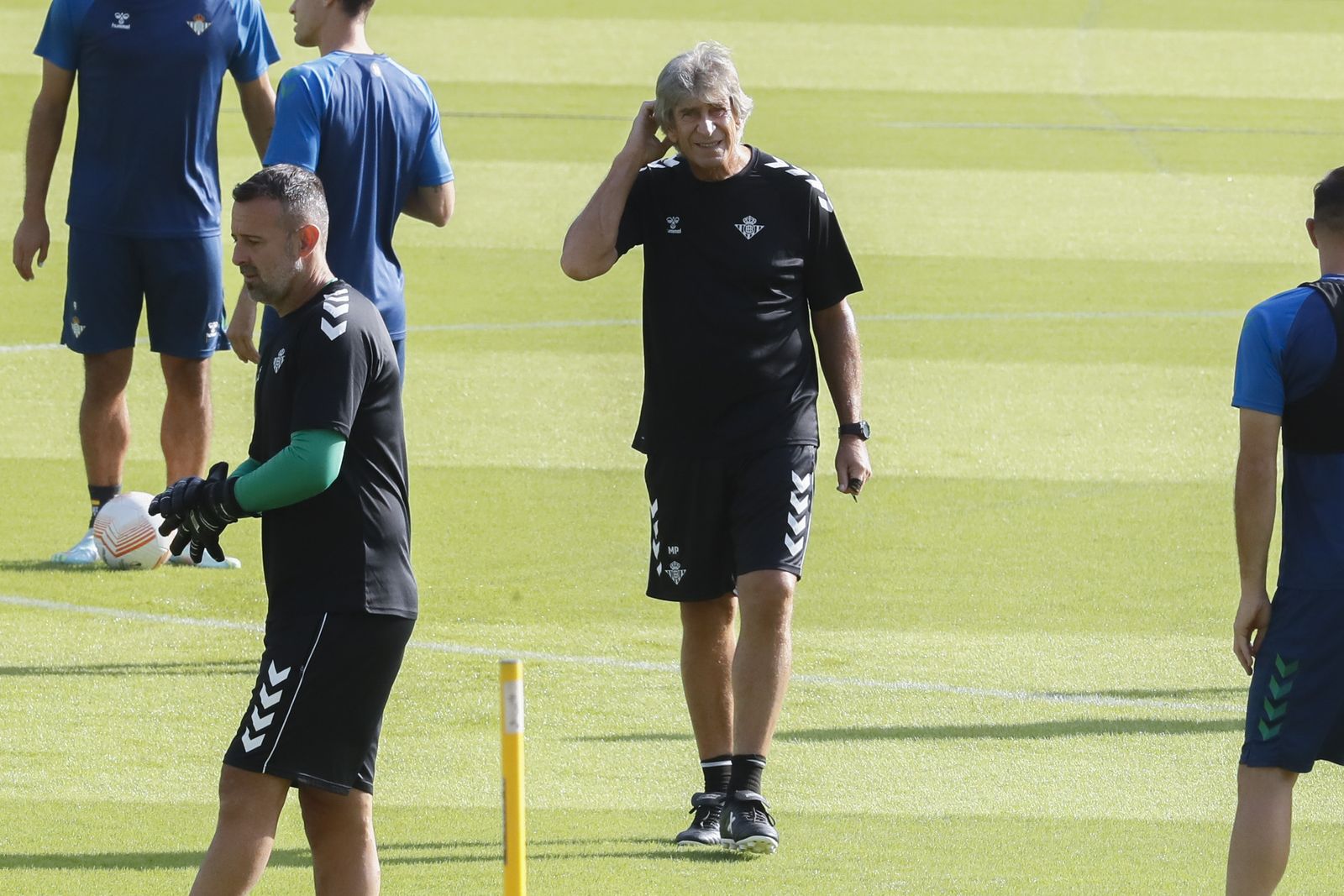 Manuel Pellegrini, en un entrenamiento con el Betis.