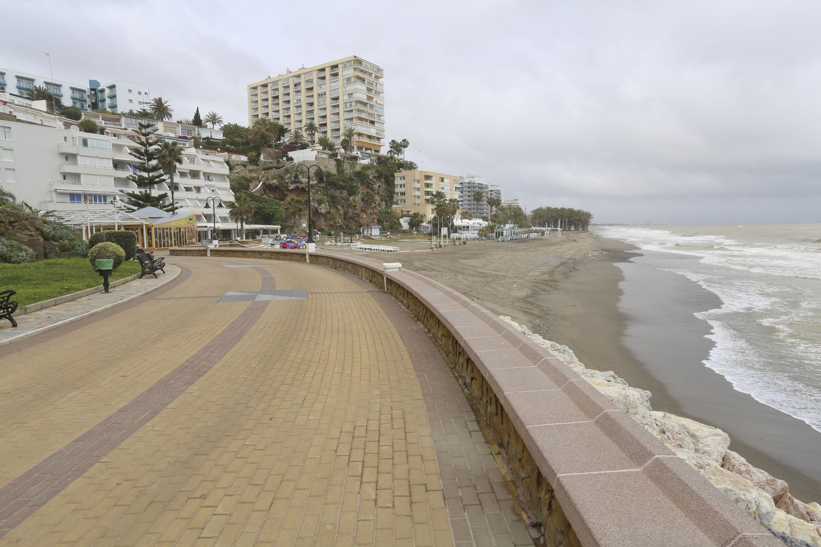 Playas cerradas en Torremolinos, la imagen del coronavirus en Málaga