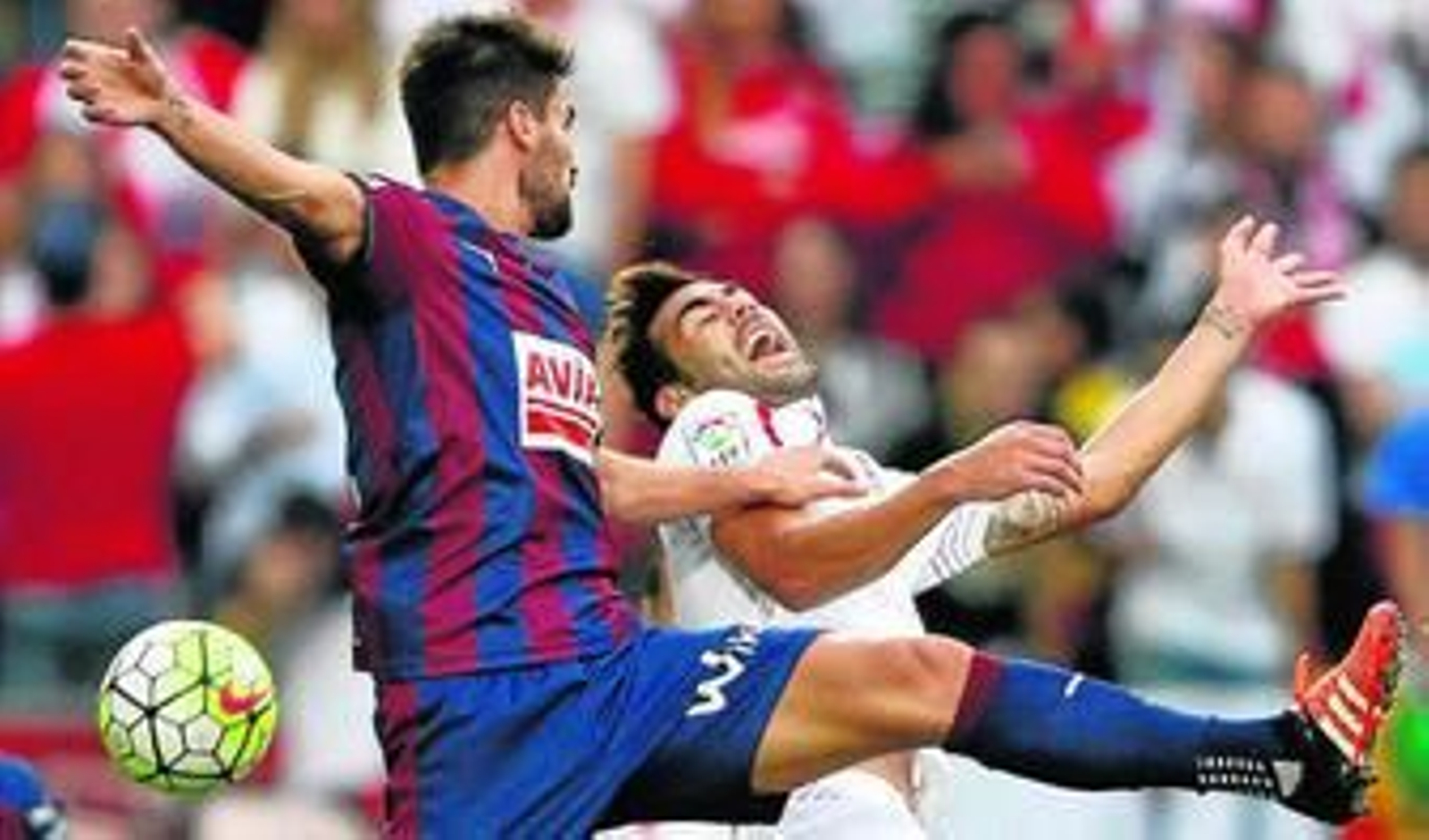 Iborra, con rostro quejumbroso, es empujado por Adrián en una de los duelos aéreos del partido.