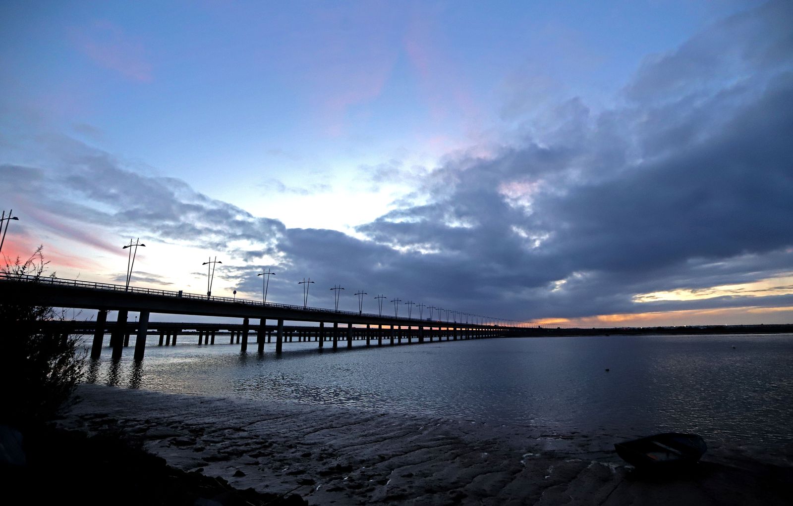 Imágenes del puente del Odiel a oscuras