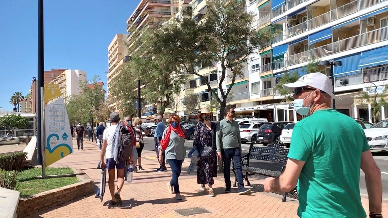 Varias personas andan por el paseo marítimo de Fuengirola.