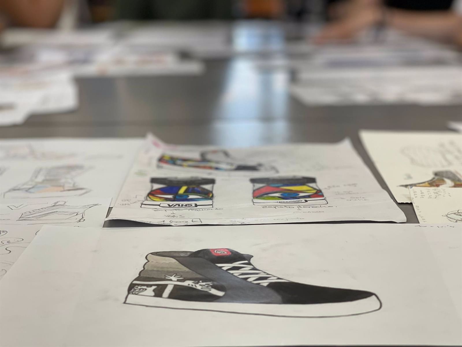 Bocetos de zapatillas con obras de Pablo Picasso.