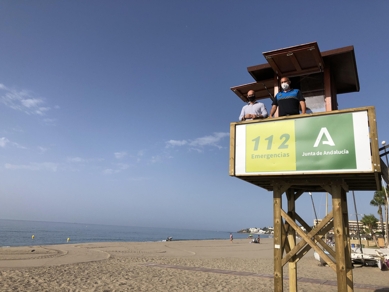 El concejal de Playas del Ayuntamiento de Mijas, José Carlos Martín (izq.).