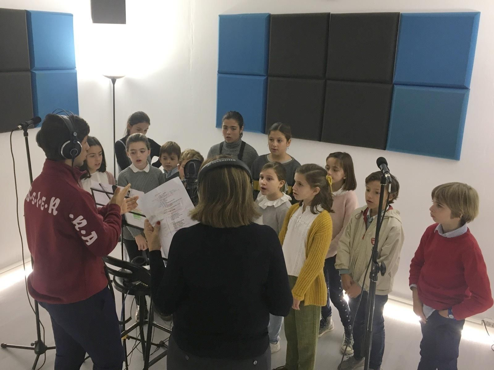 Un grupo de alumnos canta un villancico.