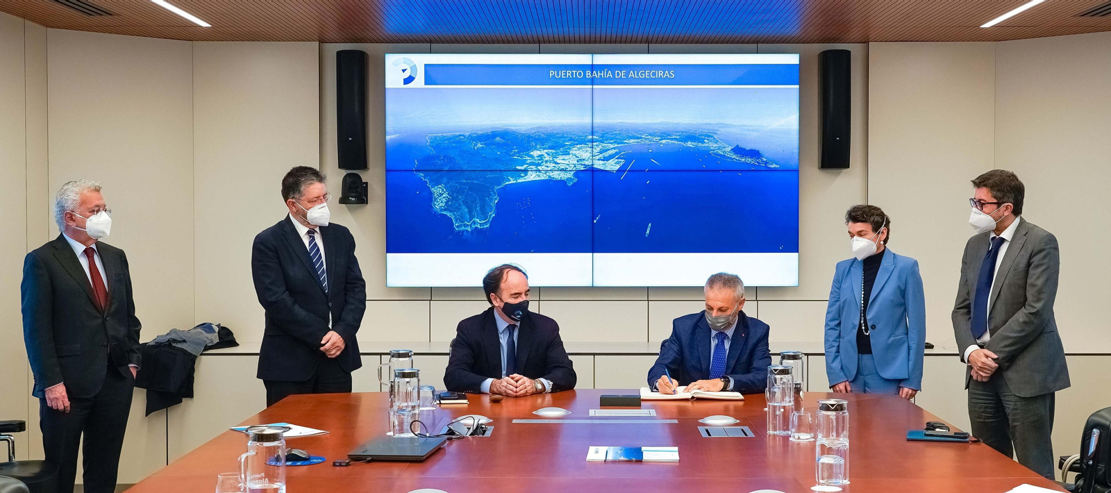 Francisco Toledo firma el libro de honor del Puerto de Algeciras junto a Gerardo Landaluce.