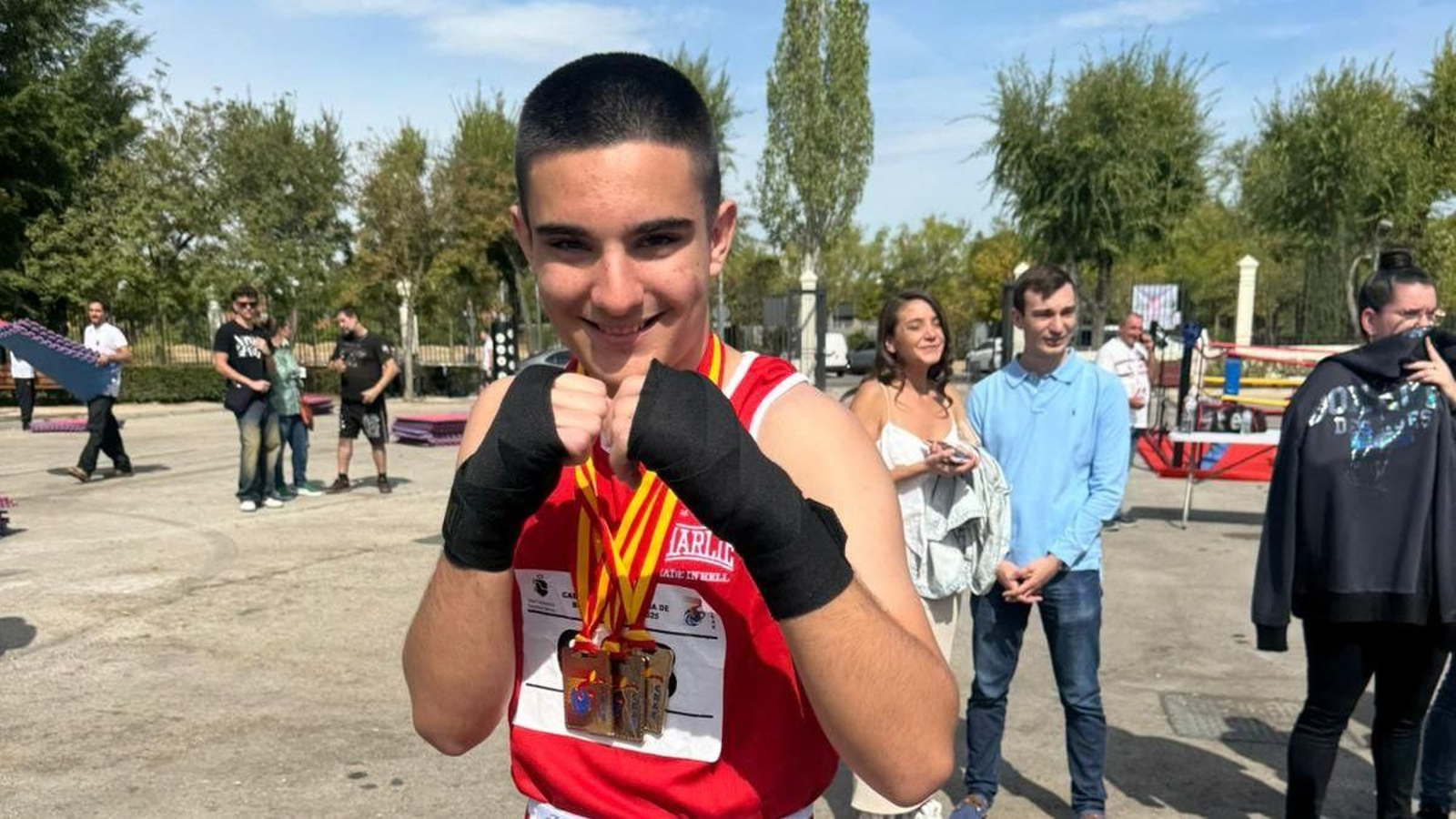 El joven Andrés Motero tras proclamarse campeón en Móstoles.
