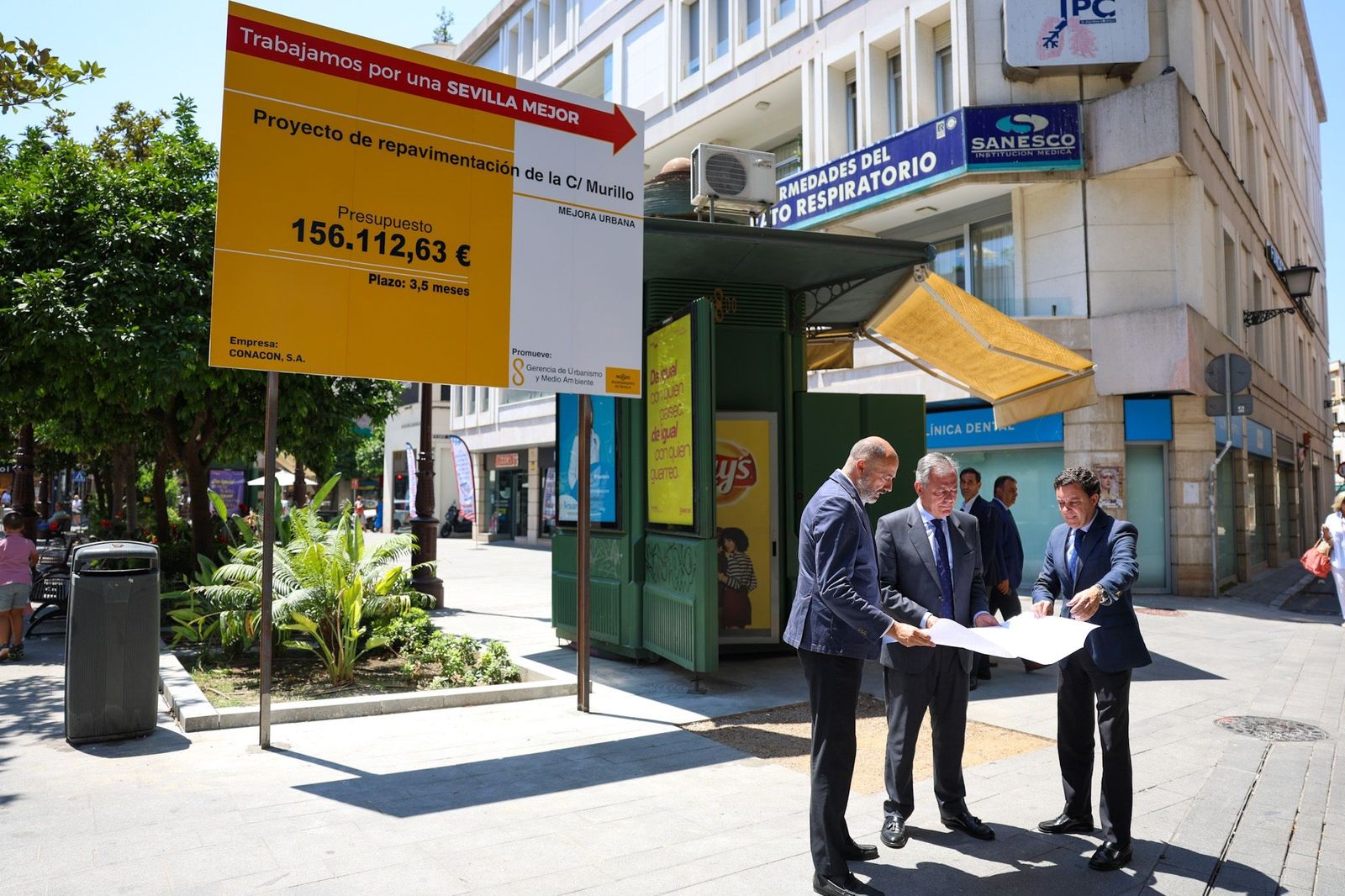 El alcalde de Sevilla visita la calle Murillo.