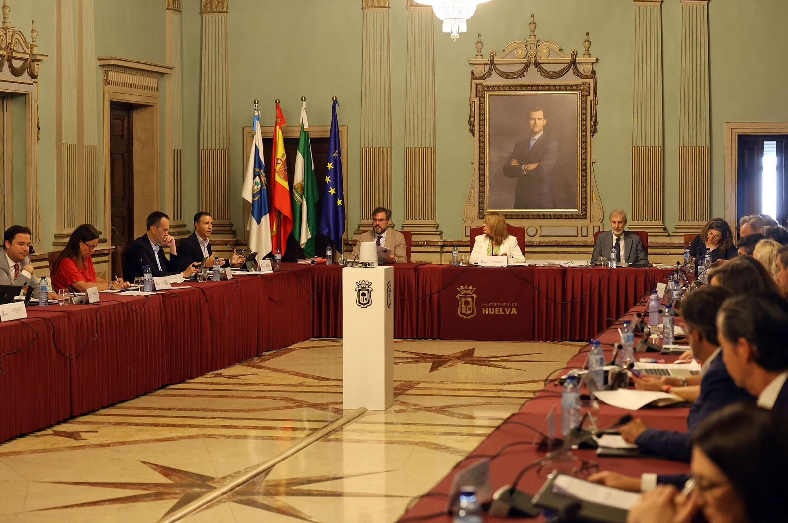 Imágenes del pleno ordinario correspondiente al mes de junio en el Ayuntamiento de Huelva
