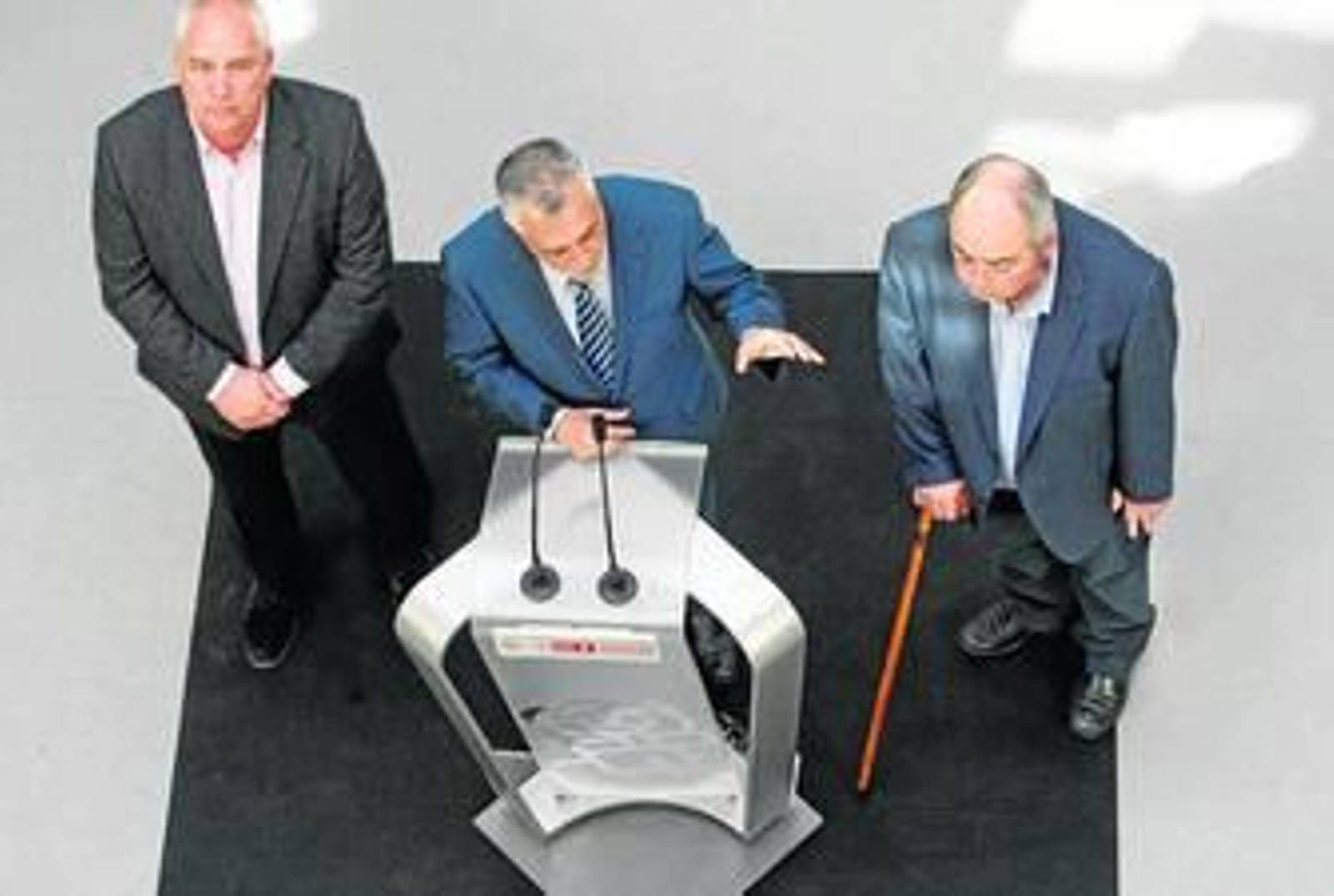 Griñán, ayer en la sede del PSOE andaluz, junto a Manuel Pastrana, de UGT, y Francisco Carbonero, de CCOO.