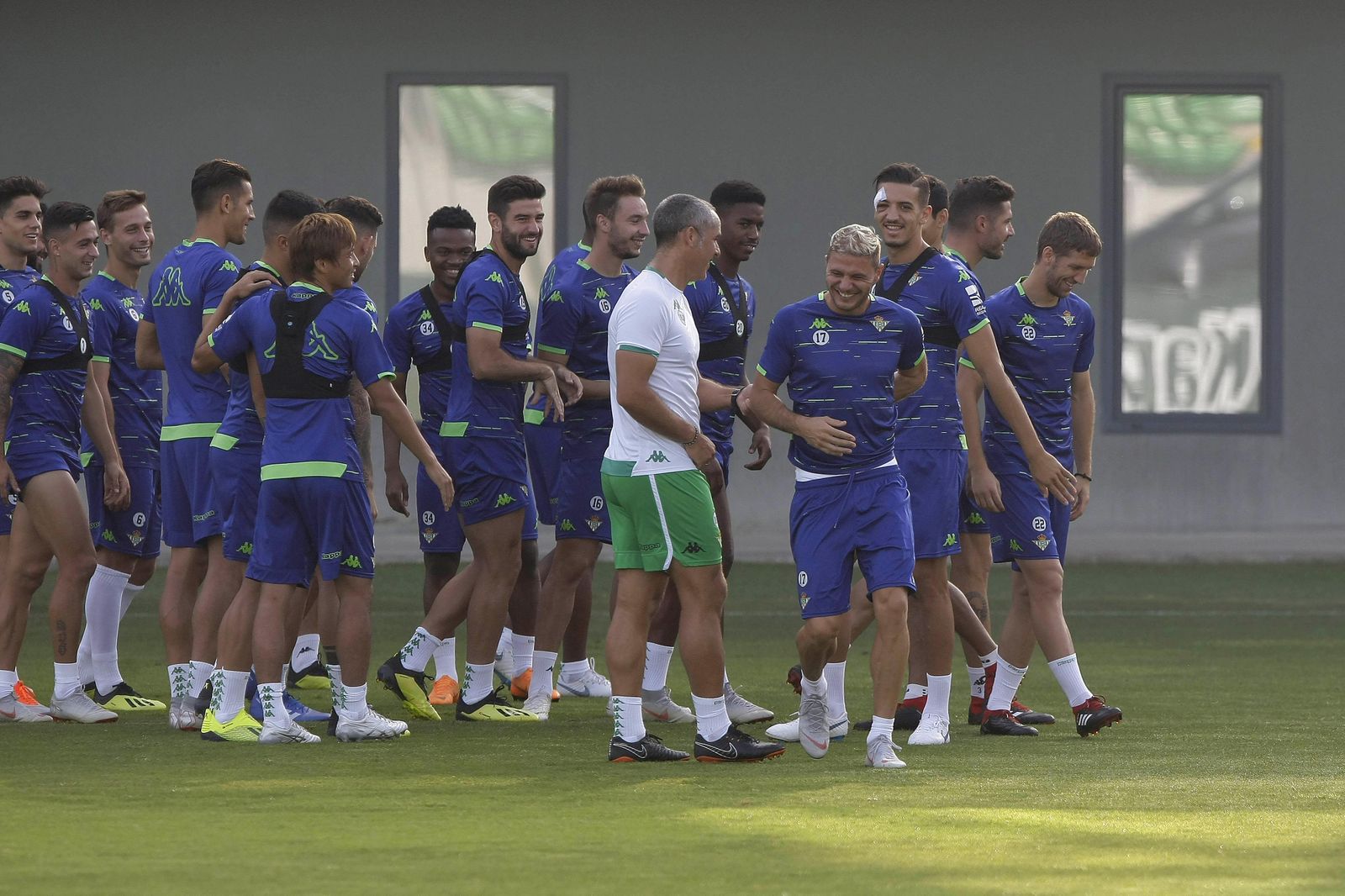 Marcos Álvarez bromea con Joaquín en un entrenamiento.